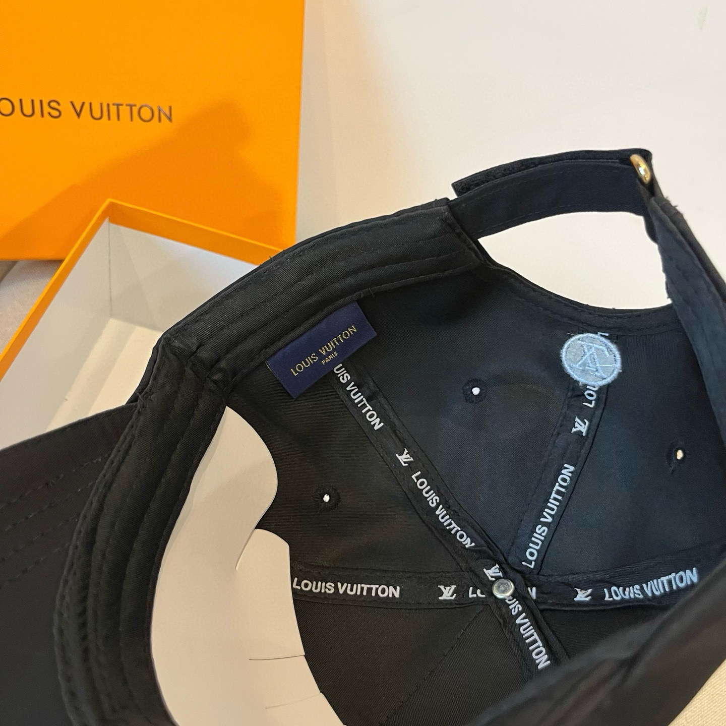 🧢路易威登棒球帽 LouisVuitton😍新款LV棒球帽，重工打造♥️高端大气，百搭款🤗男女通用！跑量