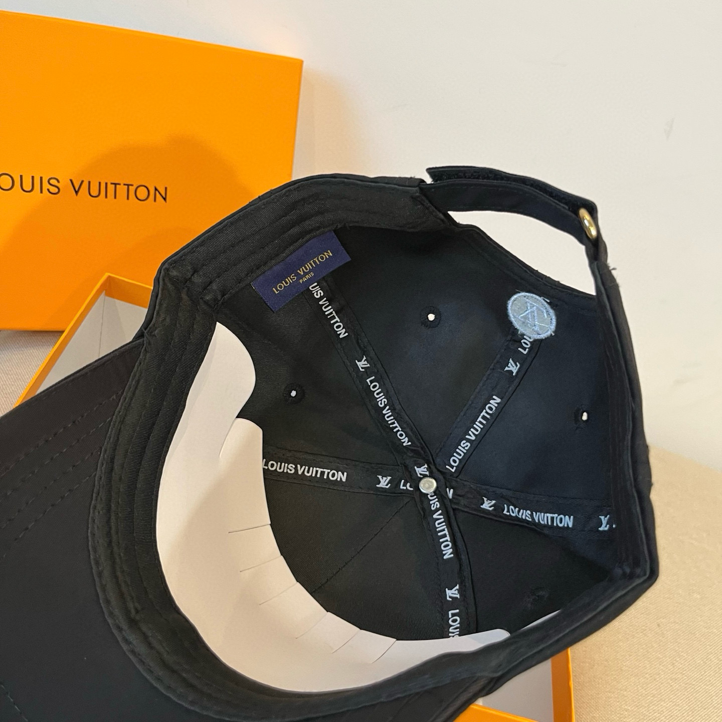 🧢路易威登棒球帽 LouisVuitton😍新款LV棒球帽，重工打造♥️高端大气，百搭款🤗男女通用！跑量