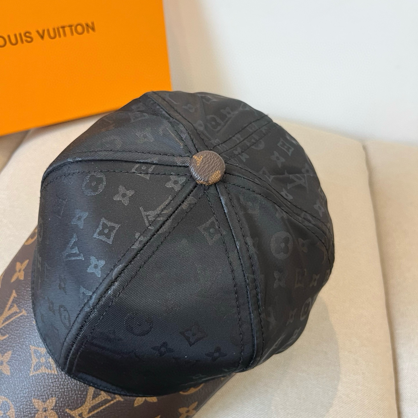 🧢路易威登棒球帽 LouisVuitton😍新款LV棒球帽，重工打造♥️高端大气，百搭款🤗男女通用！跑量