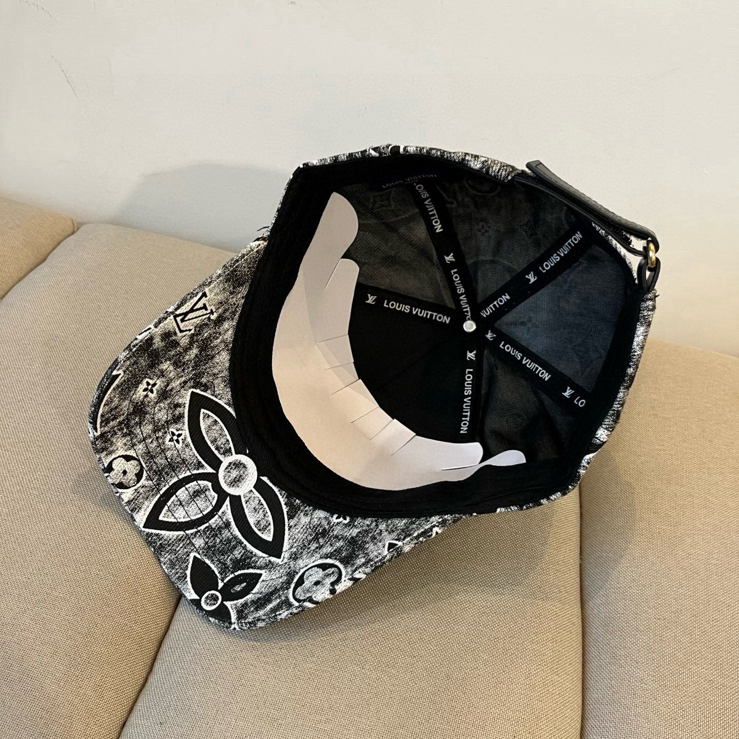 🧢路易威登棒球帽 LouisVuitton😍新款LV棒球帽，重工打造♥️高端大气，百搭款🤗男女通用！跑量