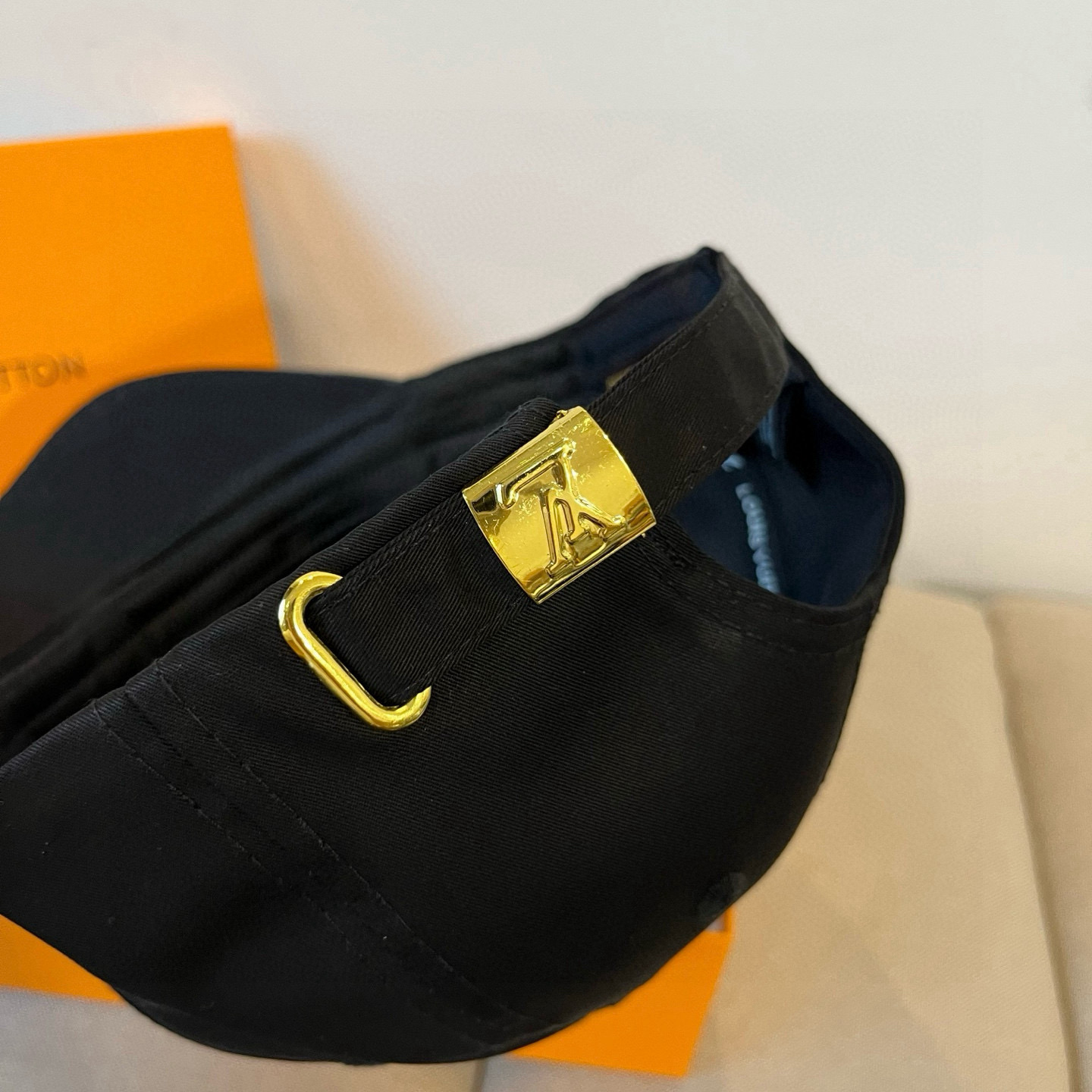 🧢路易威登棒球帽 LouisVuitton😍新款LV棒球帽，重工打造♥️高端大气，百搭款🤗男女通用！跑量