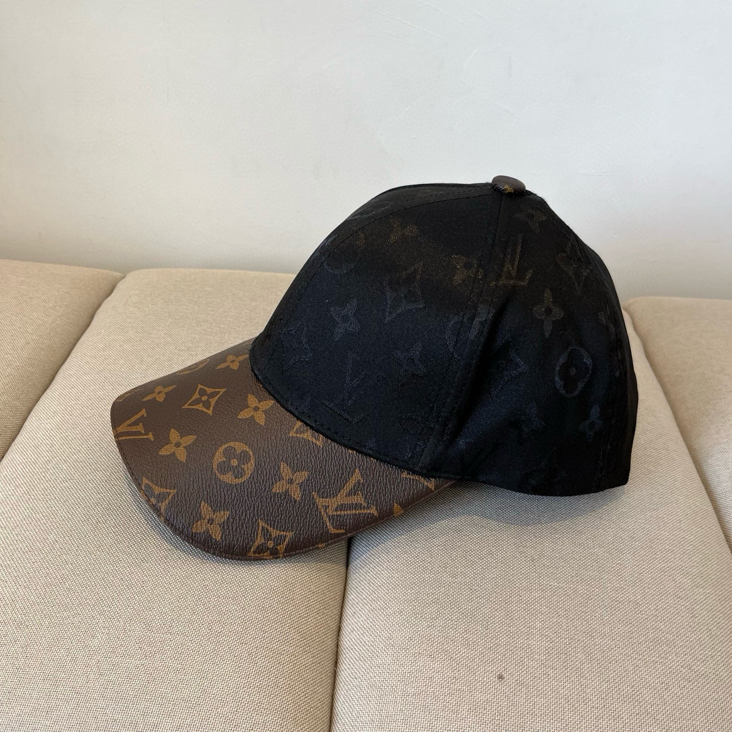 NO:347105,Louis Vuitton Baseball Cap Louis Vuitton's new LV baseball cap, heavy industry creates high-end and atmospheric, versatile and universal for both men and women!  Run volume!  hat straw hat fisherman hat baseball hat, hat, louis vuitton, louis vuitton, louis vuitton, espadrilles, hats路易威登棒球帽 LouisVuitton新款LV棒球帽,重工打造高端大气,百搭款男女通用！跑量！帽子草帽渔夫帽棒球帽,帽子,louis vuitton,louis vuitton,louis vuitton,espadrilles,hats,hat