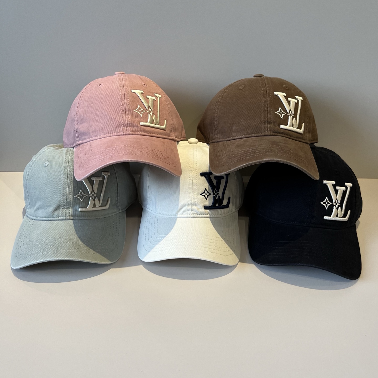 🧢路易威登棒球帽 LouisVuitton😍新款LV棒球帽，重工打造♥️高端大气，百搭款🤗男女通用！跑量