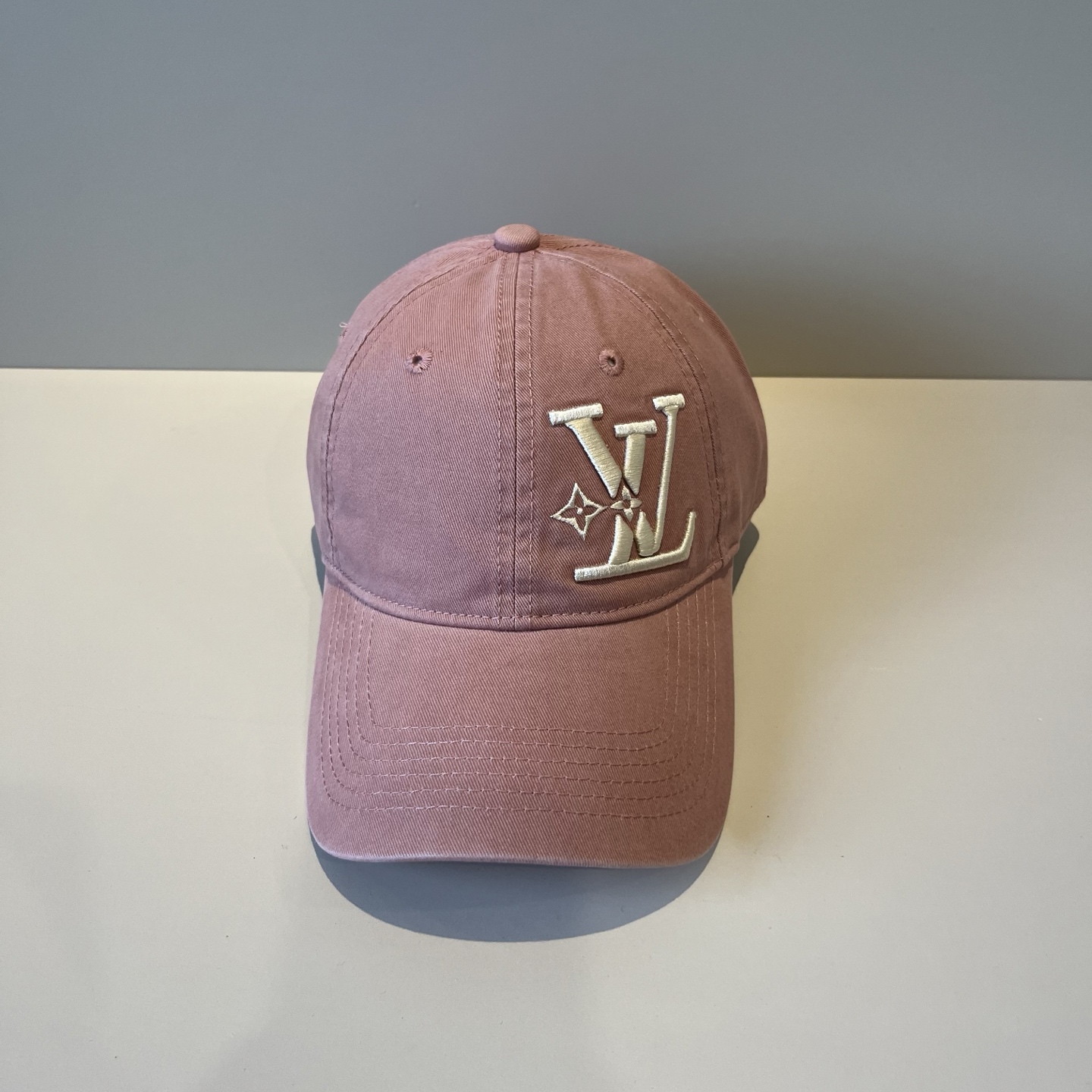 🧢路易威登棒球帽 LouisVuitton😍新款LV棒球帽，重工打造♥️高端大气，百搭款🤗男女通用！跑量
