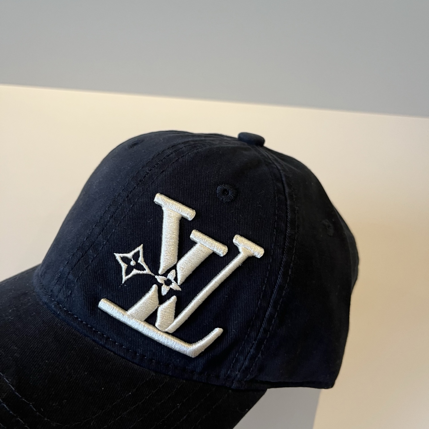 🧢路易威登棒球帽 LouisVuitton😍新款LV棒球帽，重工打造♥️高端大气，百搭款🤗男女通用！跑量