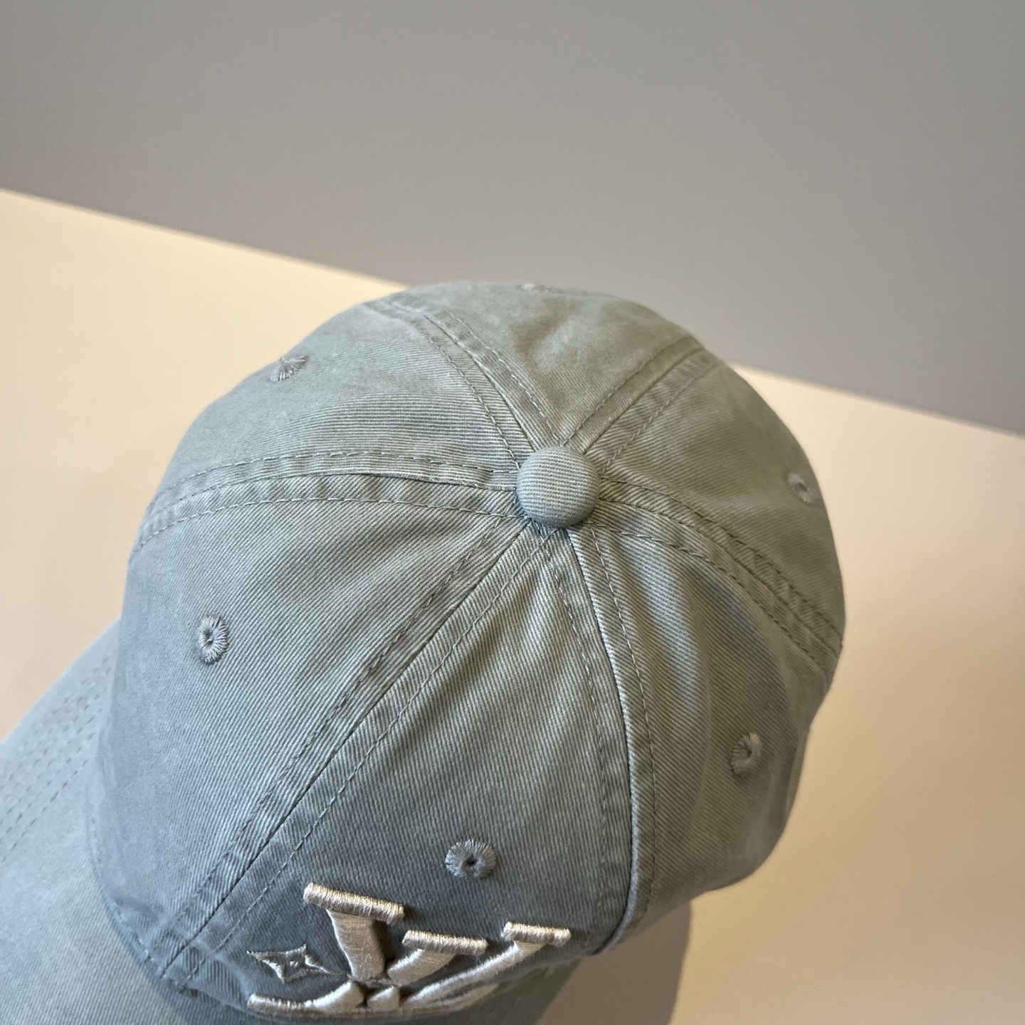 🧢路易威登棒球帽 LouisVuitton😍新款LV棒球帽，重工打造♥️高端大气，百搭款🤗男女通用！跑量