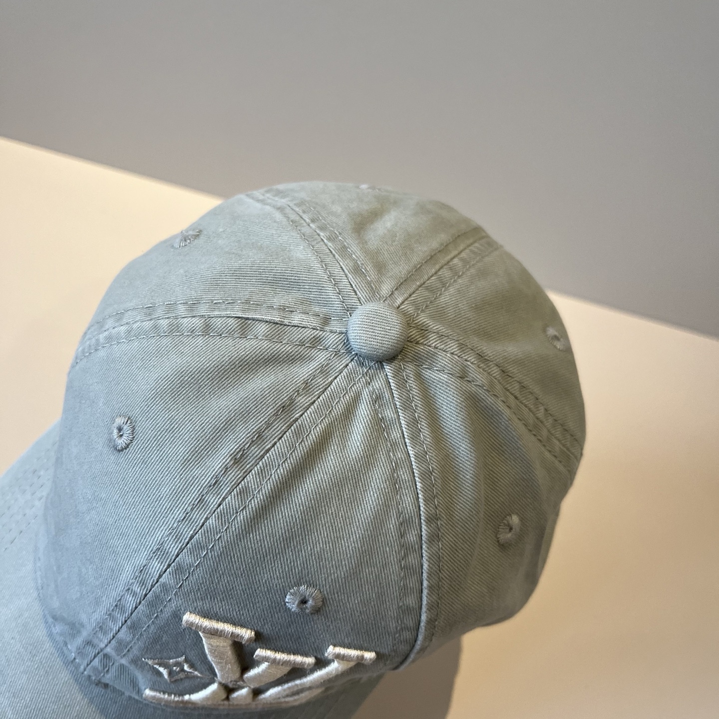 🧢路易威登棒球帽 LouisVuitton😍新款LV棒球帽，重工打造♥️高端大气，百搭款🤗男女通用！跑量