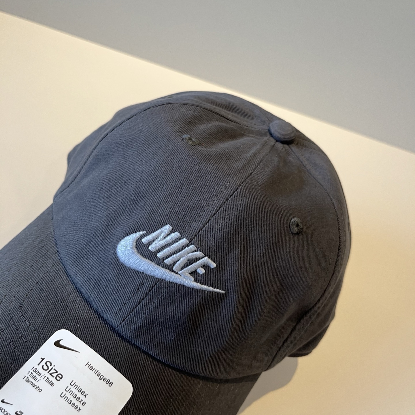 
潮牌🧢官网新品，棒球帽，原单品质火爆来袭 。🎩 工艺非常精美 高档大气上档次！低调奢华，方便携带！跑量