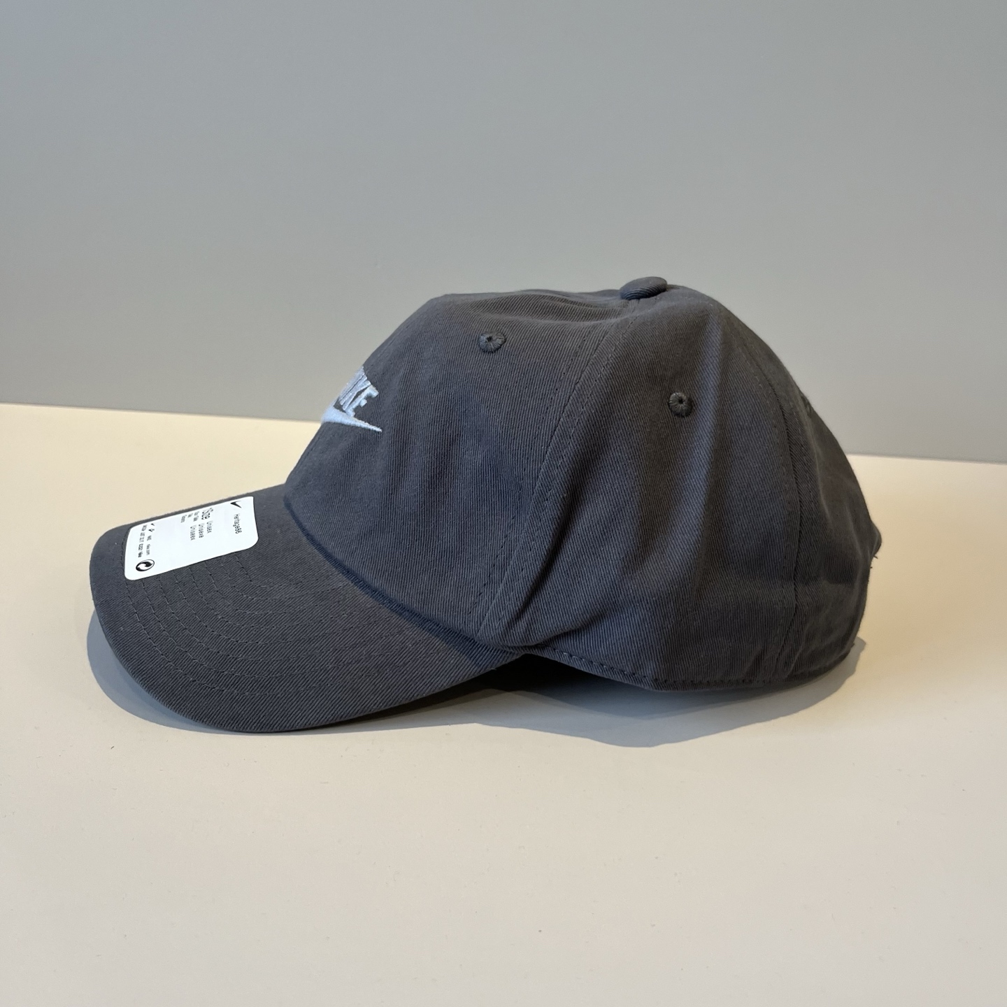 
潮牌🧢官网新品，棒球帽，原单品质火爆来袭 。🎩 工艺非常精美 高档大气上档次！低调奢华，方便携带！跑量