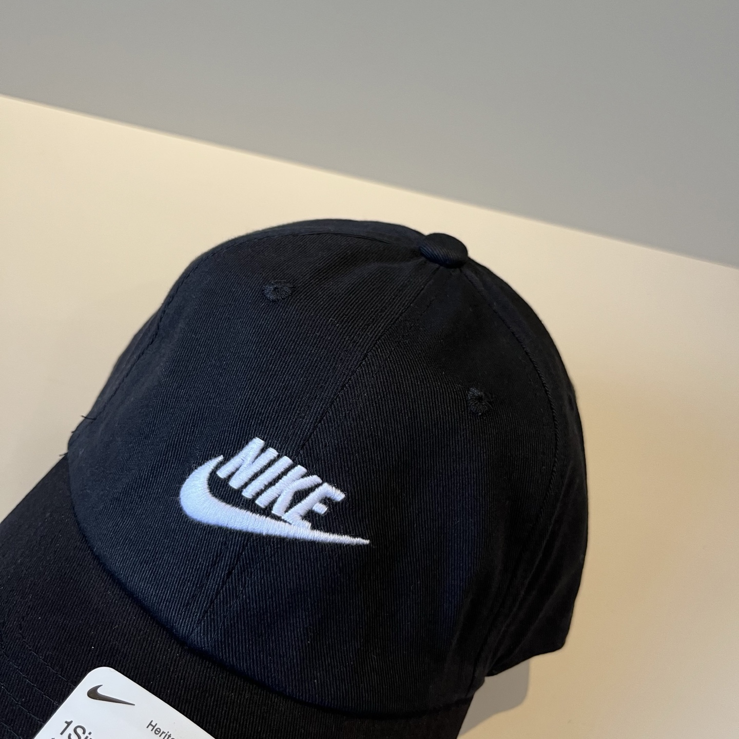
潮牌🧢官网新品，棒球帽，原单品质火爆来袭 。🎩 工艺非常精美 高档大气上档次！低调奢华，方便携带！跑量