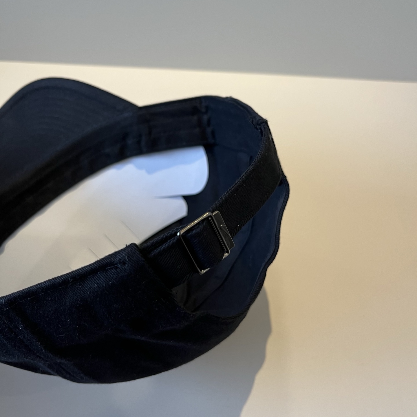 
潮牌🧢官网新品，棒球帽，原单品质火爆来袭 。🎩 工艺非常精美 高档大气上档次！低调奢华，方便携带！跑量