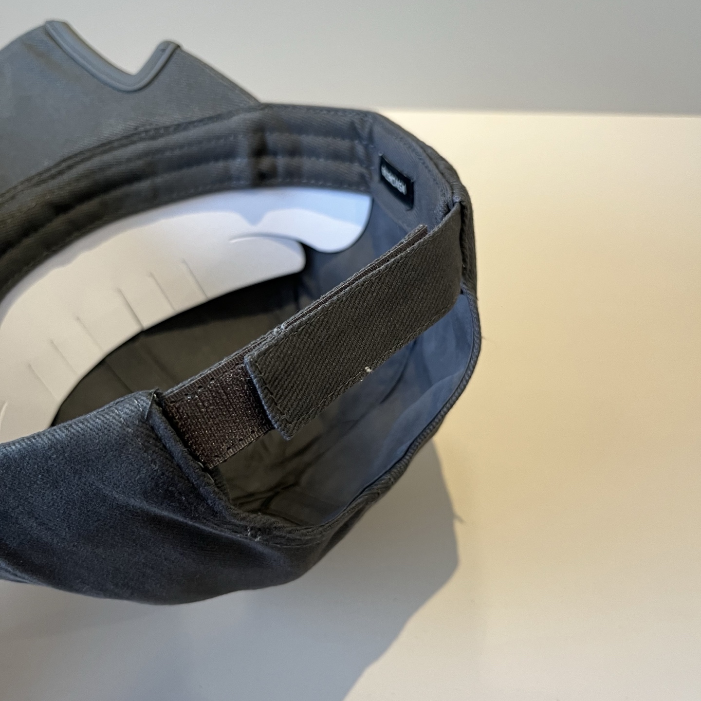  BALENCIAGA巴黎世家新款logo棒球帽，很酷的色系，男女佩戴都有不同style，第一批抢先出货