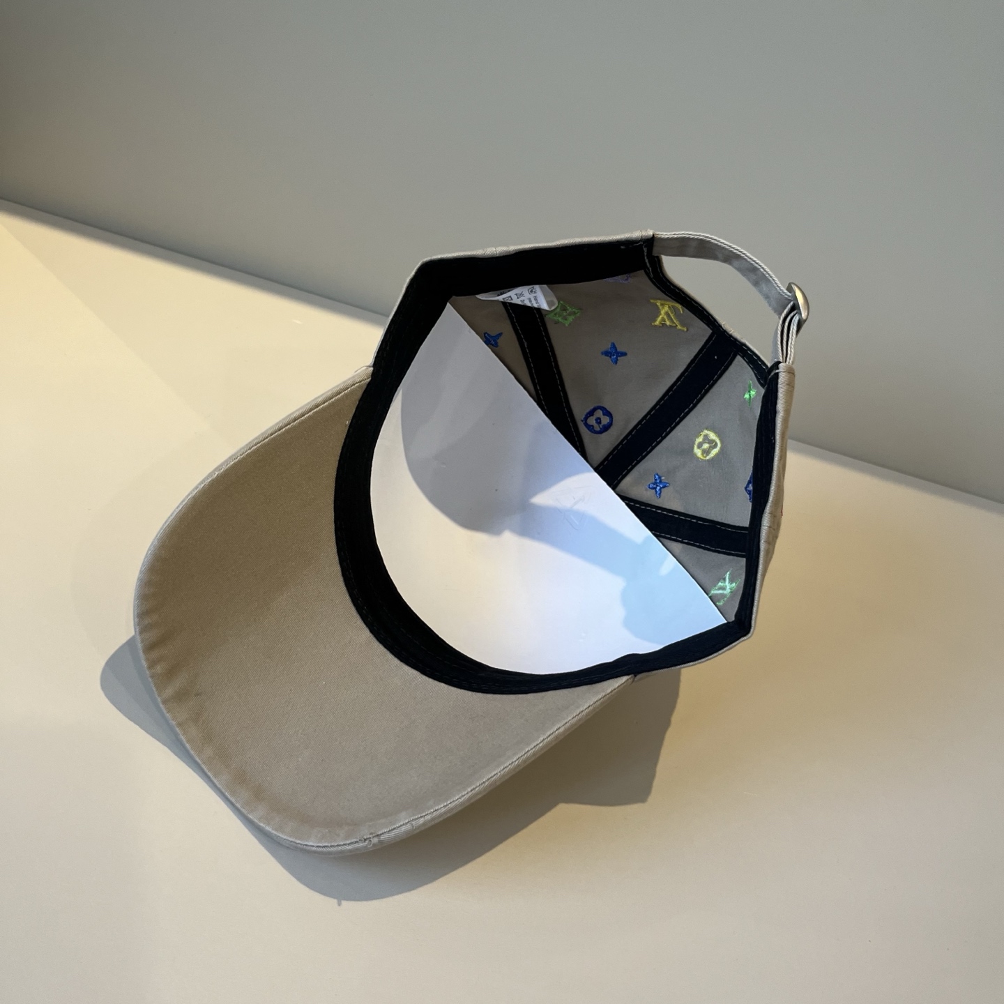 🧢路易威登棒球帽 LouisVuitton😍新款LV棒球帽，重工打造♥️高端大气，百搭款🤗男女通用！跑量