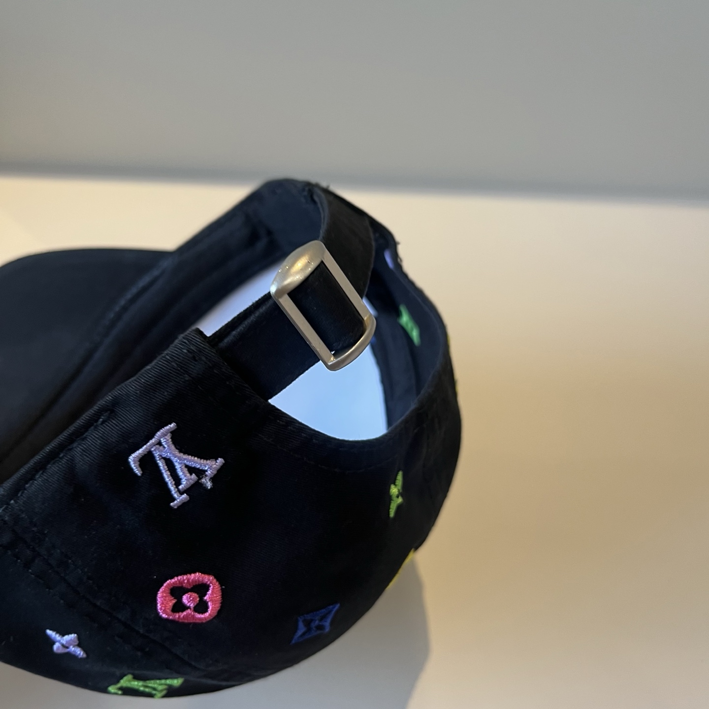 🧢路易威登棒球帽 LouisVuitton😍新款LV棒球帽，重工打造♥️高端大气，百搭款🤗男女通用！跑量