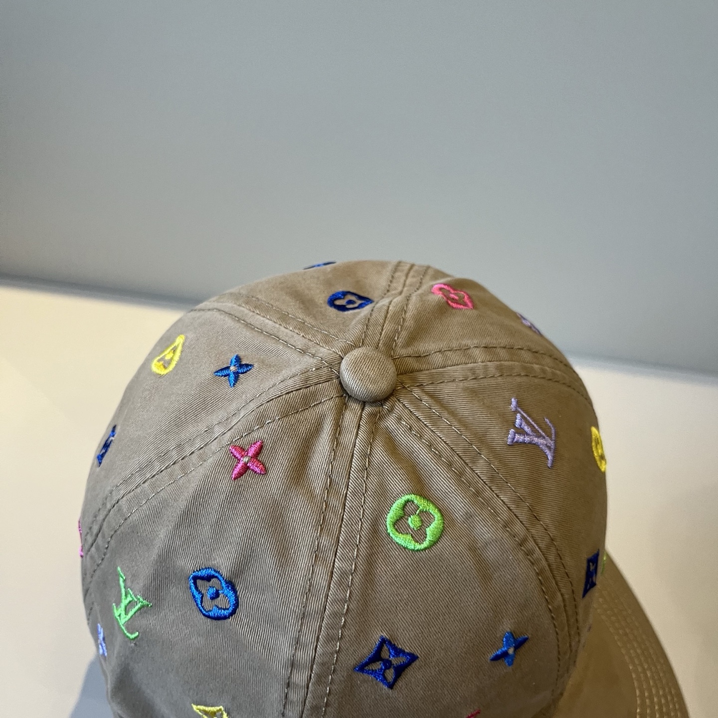 🧢路易威登棒球帽 LouisVuitton😍新款LV棒球帽，重工打造♥️高端大气，百搭款🤗男女通用！跑量