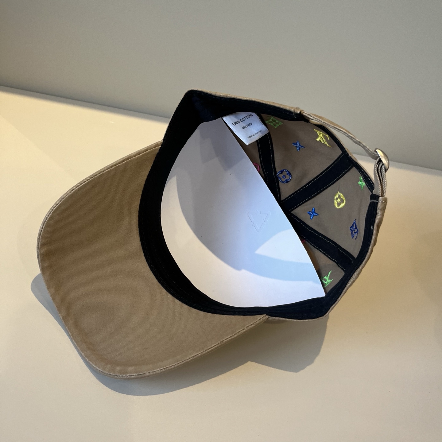 🧢路易威登棒球帽 LouisVuitton😍新款LV棒球帽，重工打造♥️高端大气，百搭款🤗男女通用！跑量