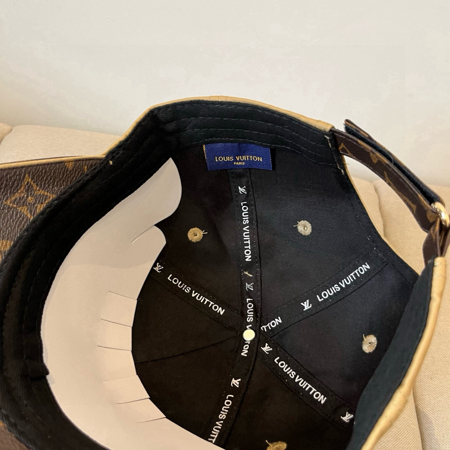 🧢路易威登棒球帽 LouisVuitton😍新款LV棒球帽，重工打造♥️高端大气，百搭款🤗男女通用！跑量