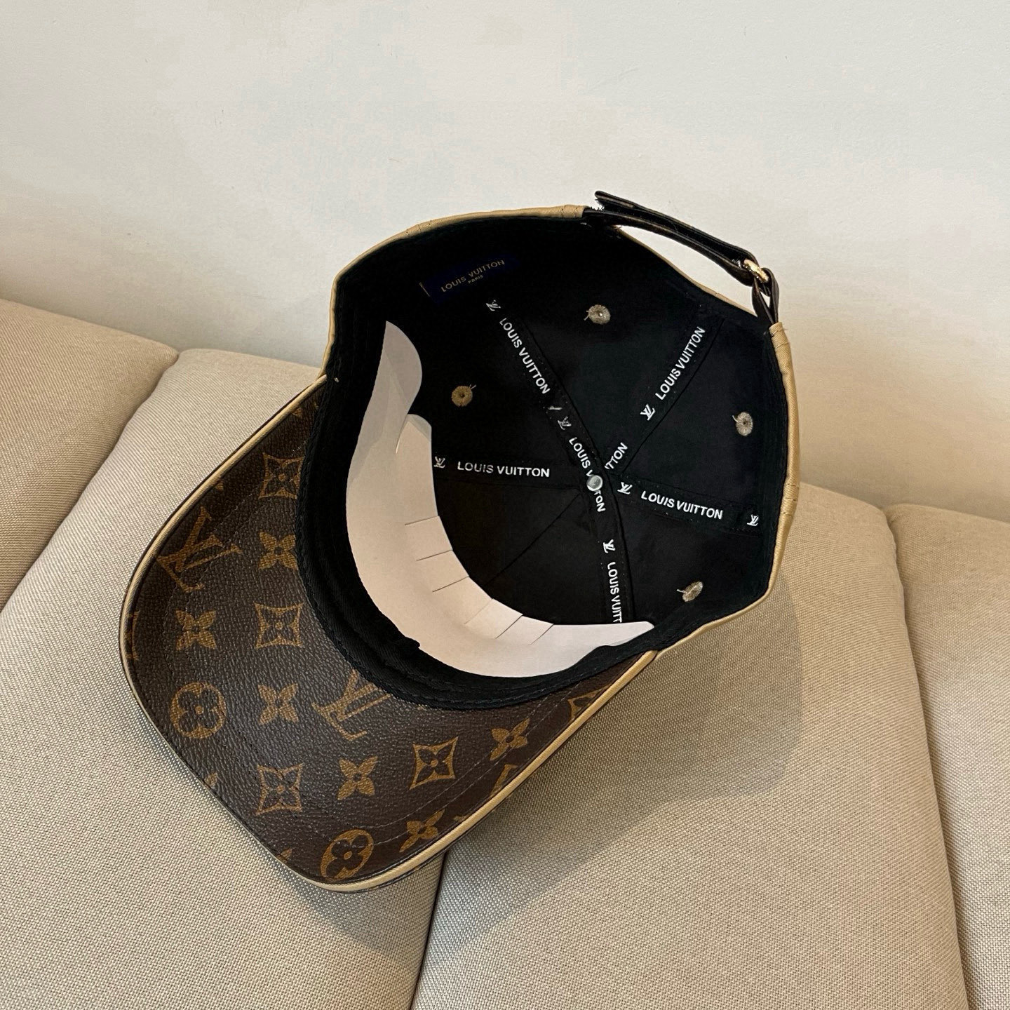 🧢路易威登棒球帽 LouisVuitton😍新款LV棒球帽，重工打造♥️高端大气，百搭款🤗男女通用！跑量