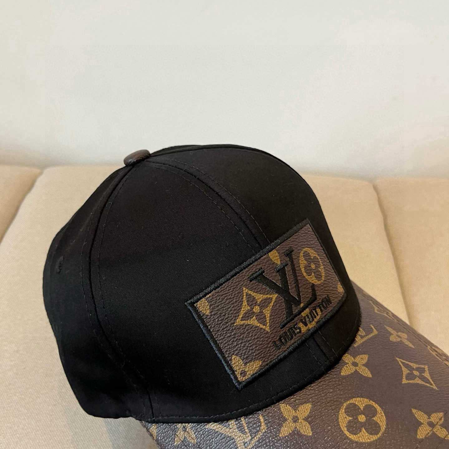🧢路易威登棒球帽 LouisVuitton😍新款LV棒球帽，重工打造♥️高端大气，百搭款🤗男女通用！跑量