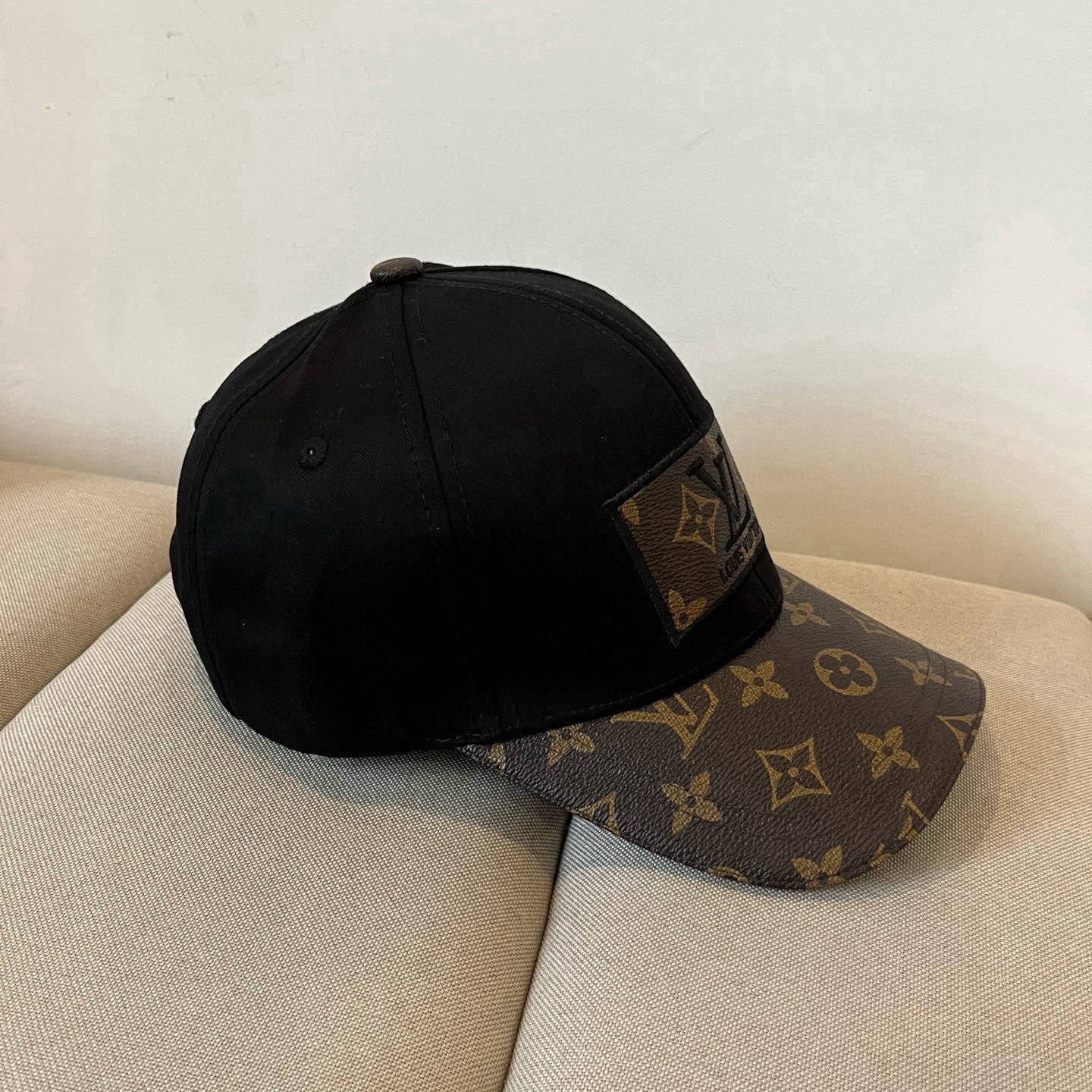 🧢路易威登棒球帽 LouisVuitton😍新款LV棒球帽，重工打造♥️高端大气，百搭款🤗男女通用！跑量