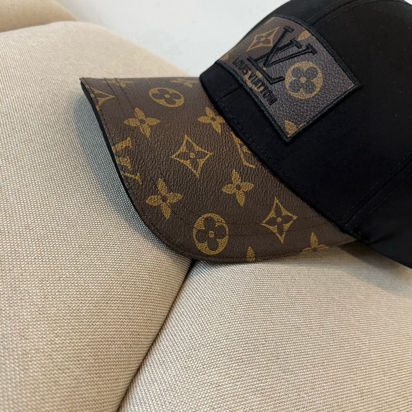 🧢路易威登棒球帽 LouisVuitton😍新款LV棒球帽，重工打造♥️高端大气，百搭款🤗男女通用！跑量