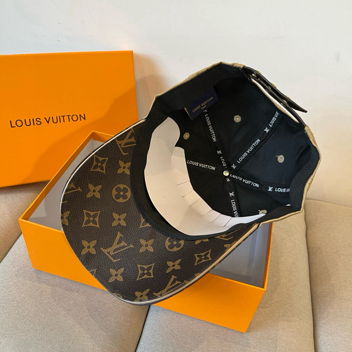 🧢路易威登棒球帽 LouisVuitton😍新款LV棒球帽，重工打造♥️高端大气，百搭款🤗男女通用！跑量