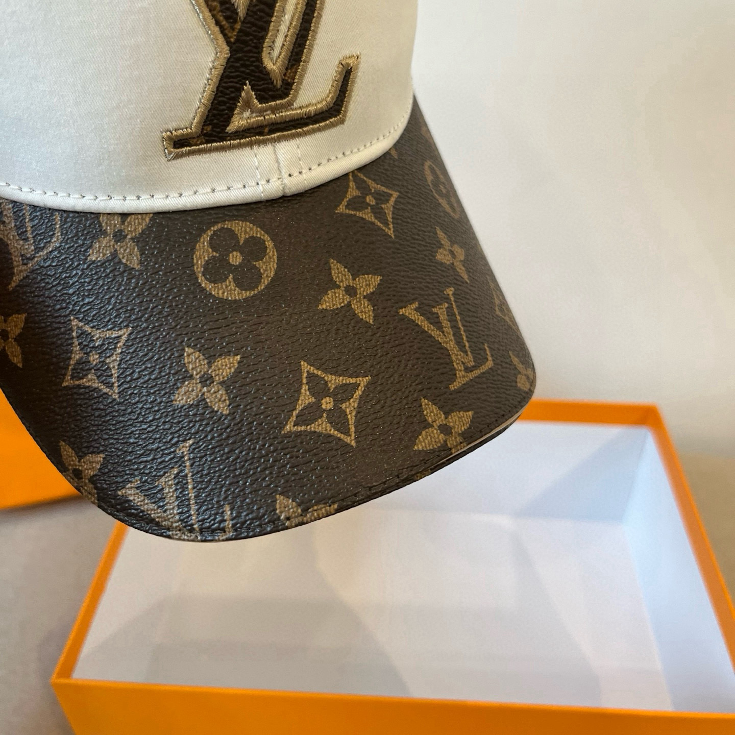 🧢路易威登棒球帽 LouisVuitton😍新款LV棒球帽，重工打造♥️高端大气，百搭款🤗男女通用！跑量