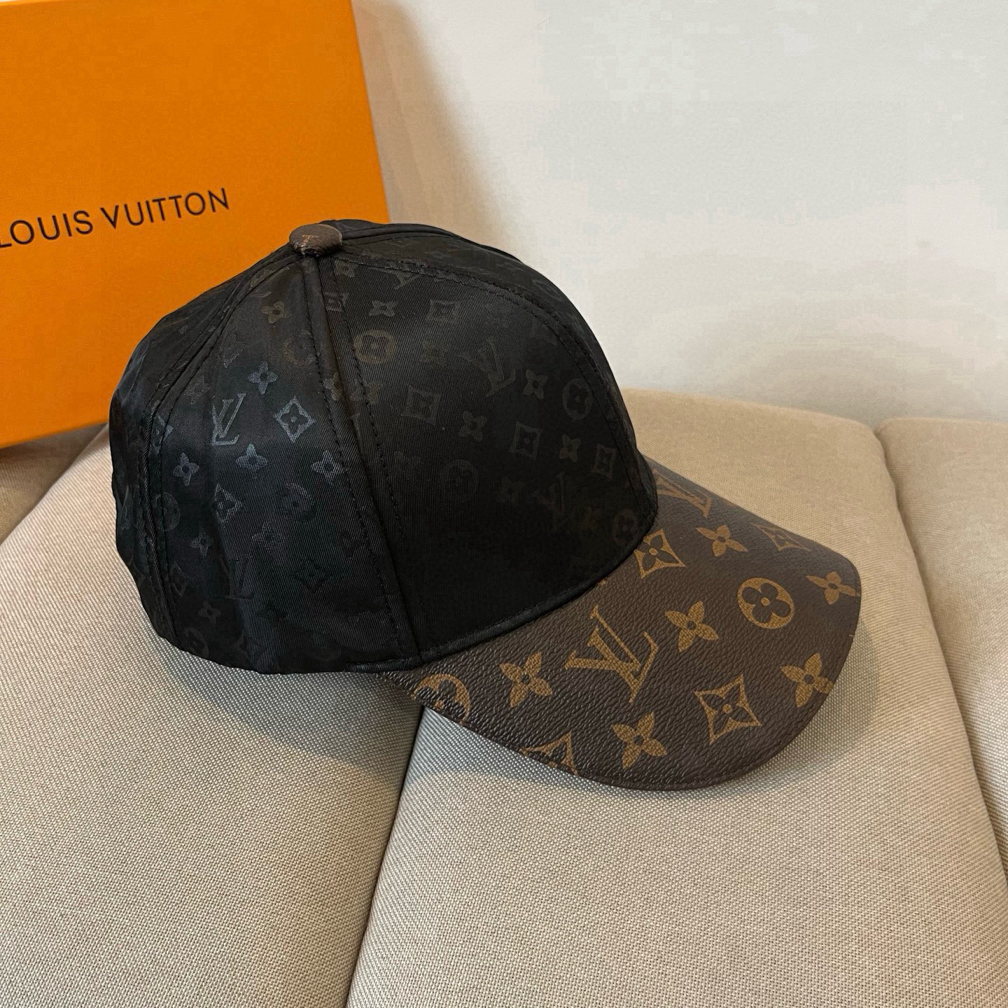 🧢路易威登棒球帽 LouisVuitton😍新款LV棒球帽，重工打造♥️高端大气，百搭款🤗男女通用！跑量