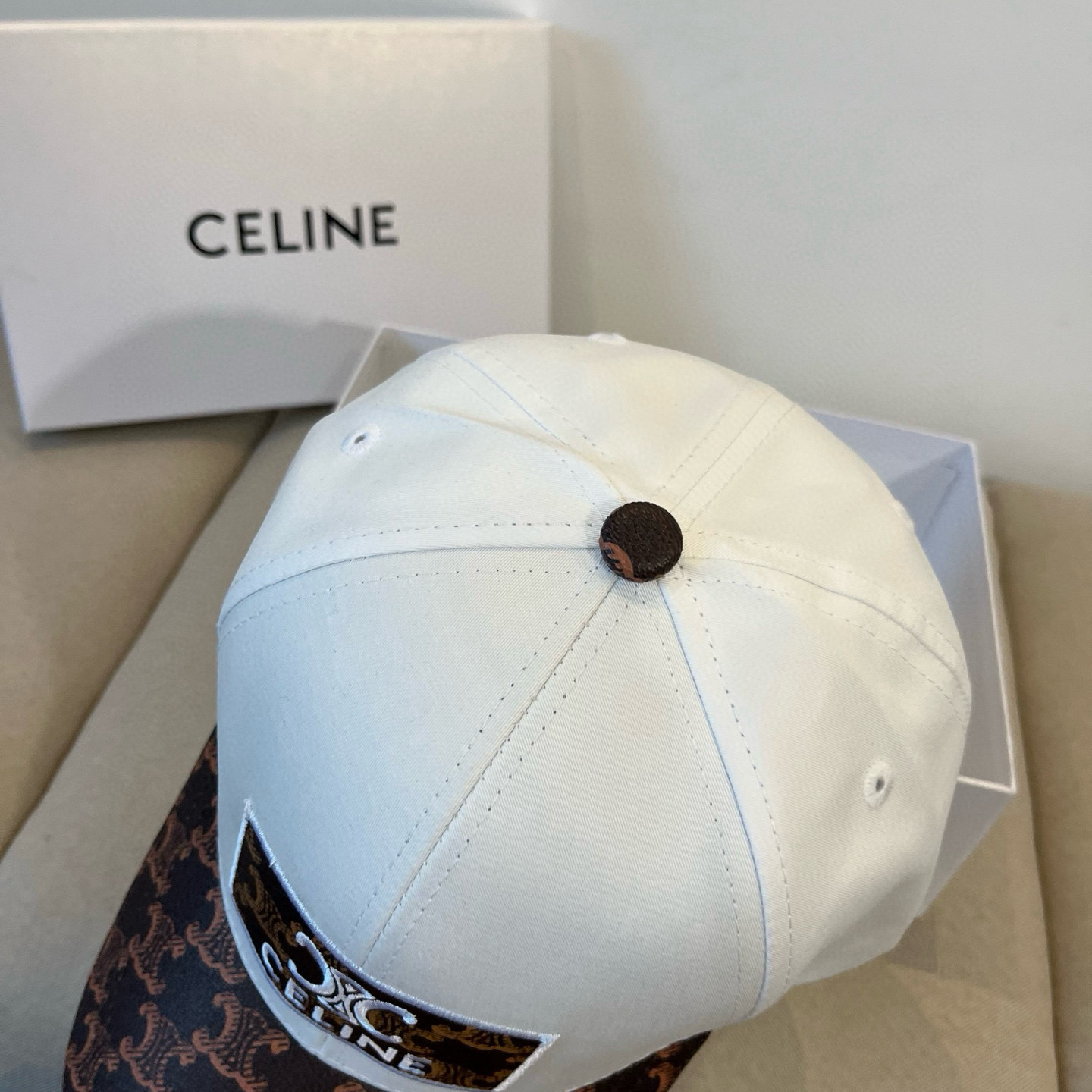 【CELINE赛琳】新款经典休闲潮流款 棒球帽🧢日韩风格，随便搭配都超好看！出门旅游，绝对要入手的一款