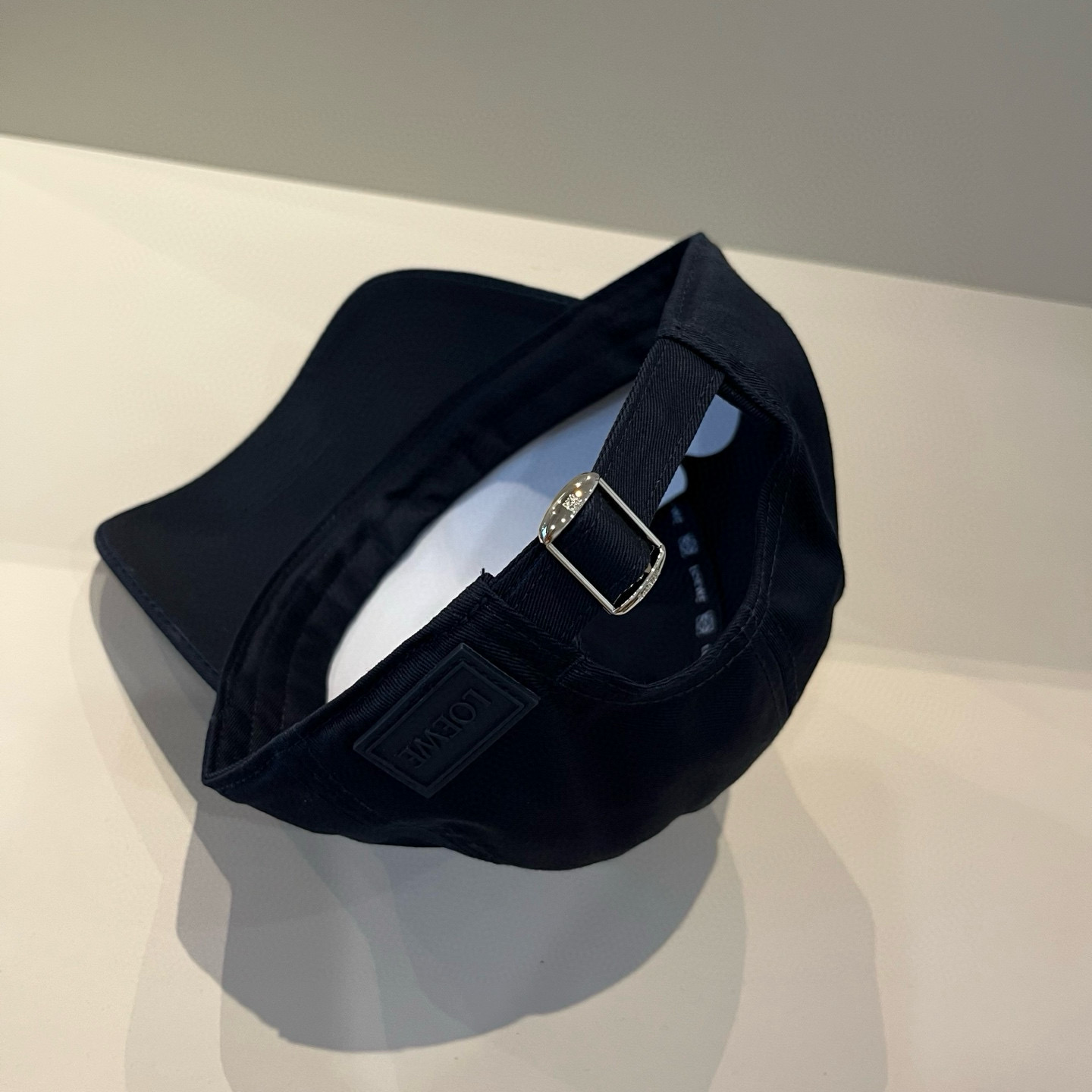 
罗意威 LOEWE新款原版原标设计，质感超好，外部线条定位标准，做工精细，简约大气低价走量！