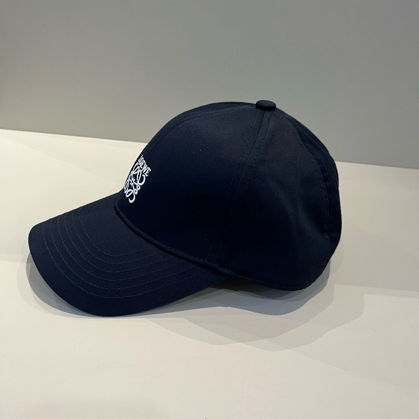 
罗意威 LOEWE新款原版原标设计，质感超好，外部线条定位标准，做工精细，简约大气低价走量！