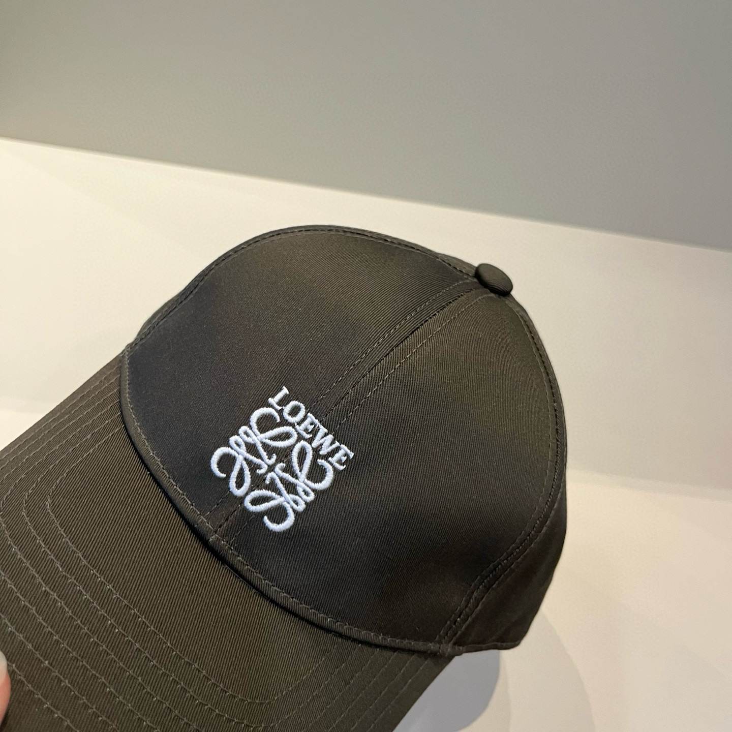 
罗意威 LOEWE新款原版原标设计，质感超好，外部线条定位标准，做工精细，简约大气低价走量！