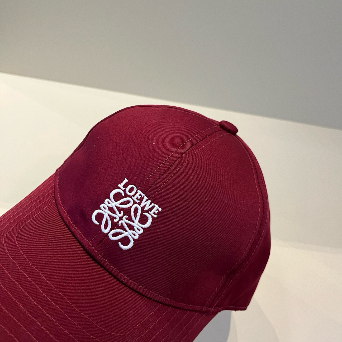 
罗意威 LOEWE新款原版原标设计，质感超好，外部线条定位标准，做工精细，简约大气低价走量！