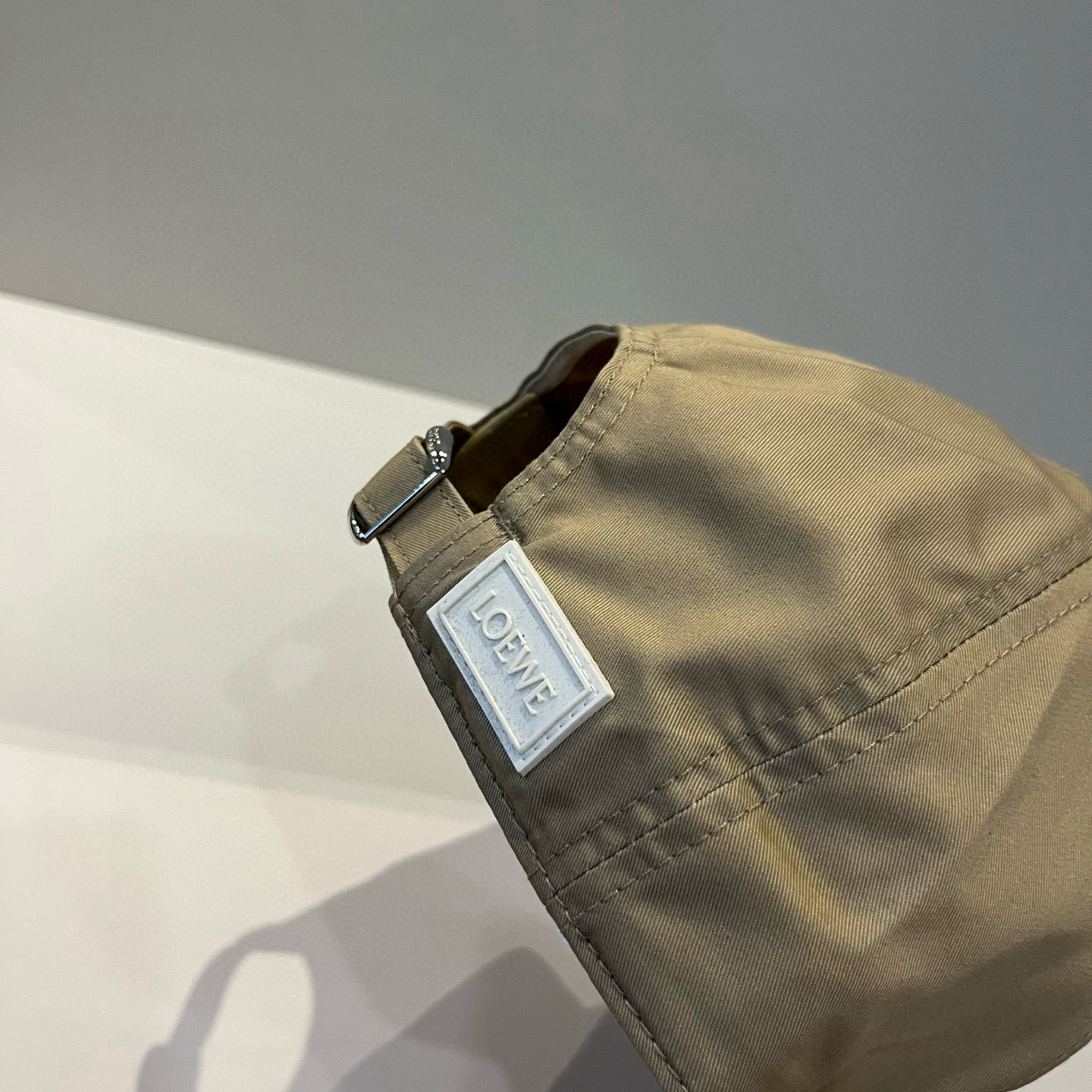 
罗意威 LOEWE新款原版原标设计，质感超好，外部线条定位标准，做工精细，简约大气低价走量！