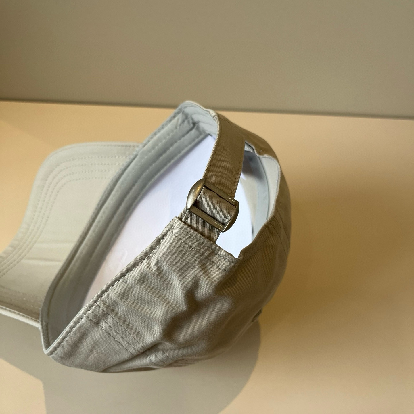 
潮牌🧢官网新品，棒球帽，原单品质火爆来袭 。🎩 工艺非常精美 高档大气上档次！低调奢华，方便携带！跑量