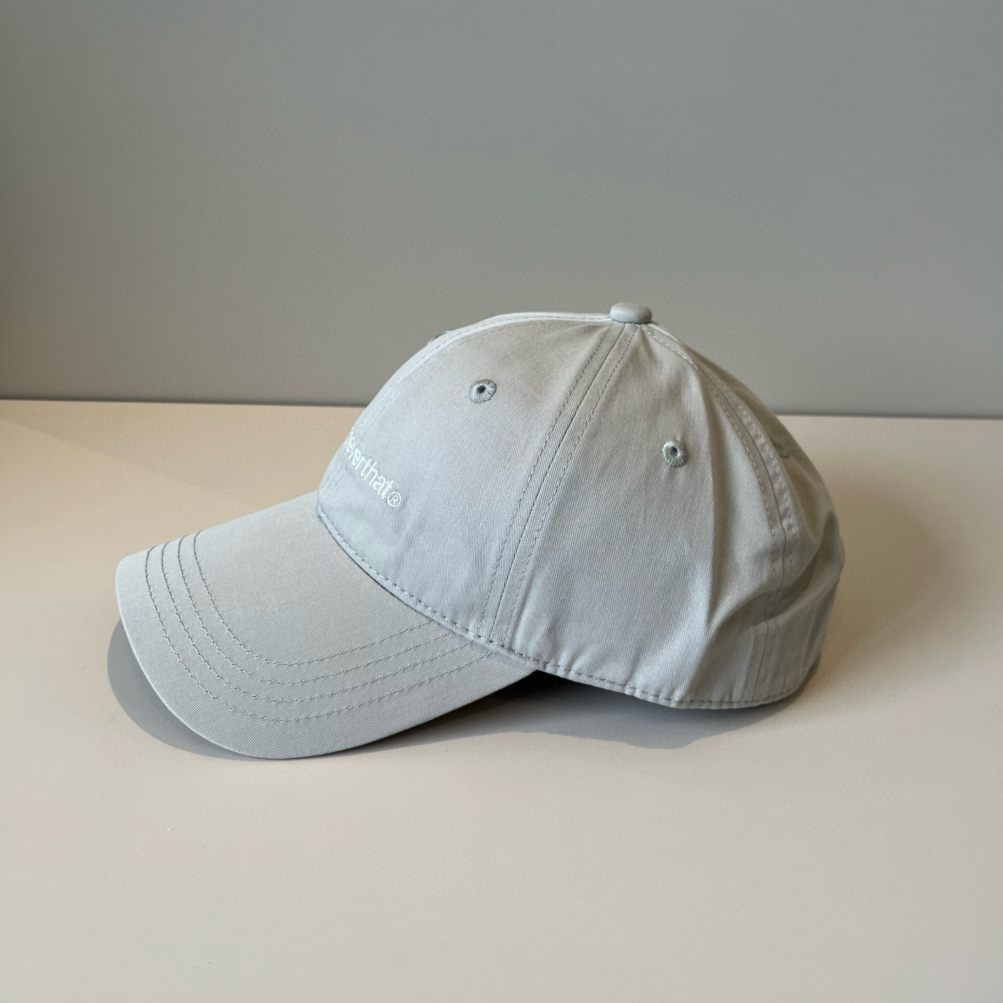 
潮牌🧢官网新品，棒球帽，原单品质火爆来袭 。🎩 工艺非常精美 高档大气上档次！低调奢华，方便携带！跑量