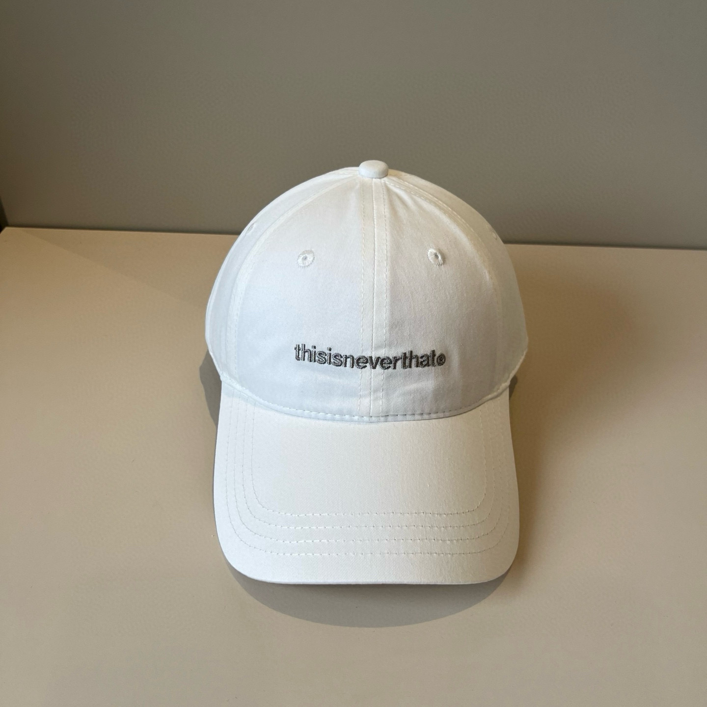 
潮牌🧢官网新品，棒球帽，原单品质火爆来袭 。🎩 工艺非常精美 高档大气上档次！低调奢华，方便携带！跑量