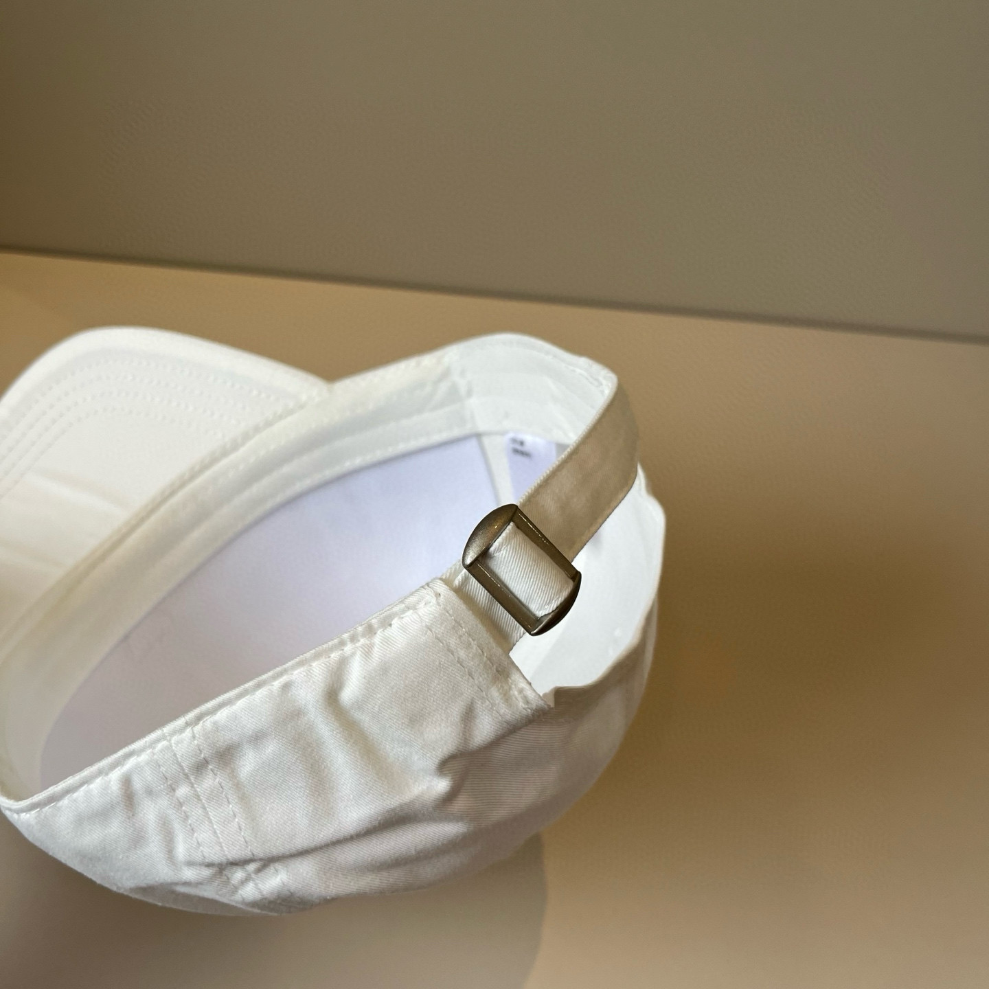 
潮牌🧢官网新品，棒球帽，原单品质火爆来袭 。🎩 工艺非常精美 高档大气上档次！低调奢华，方便携带！跑量