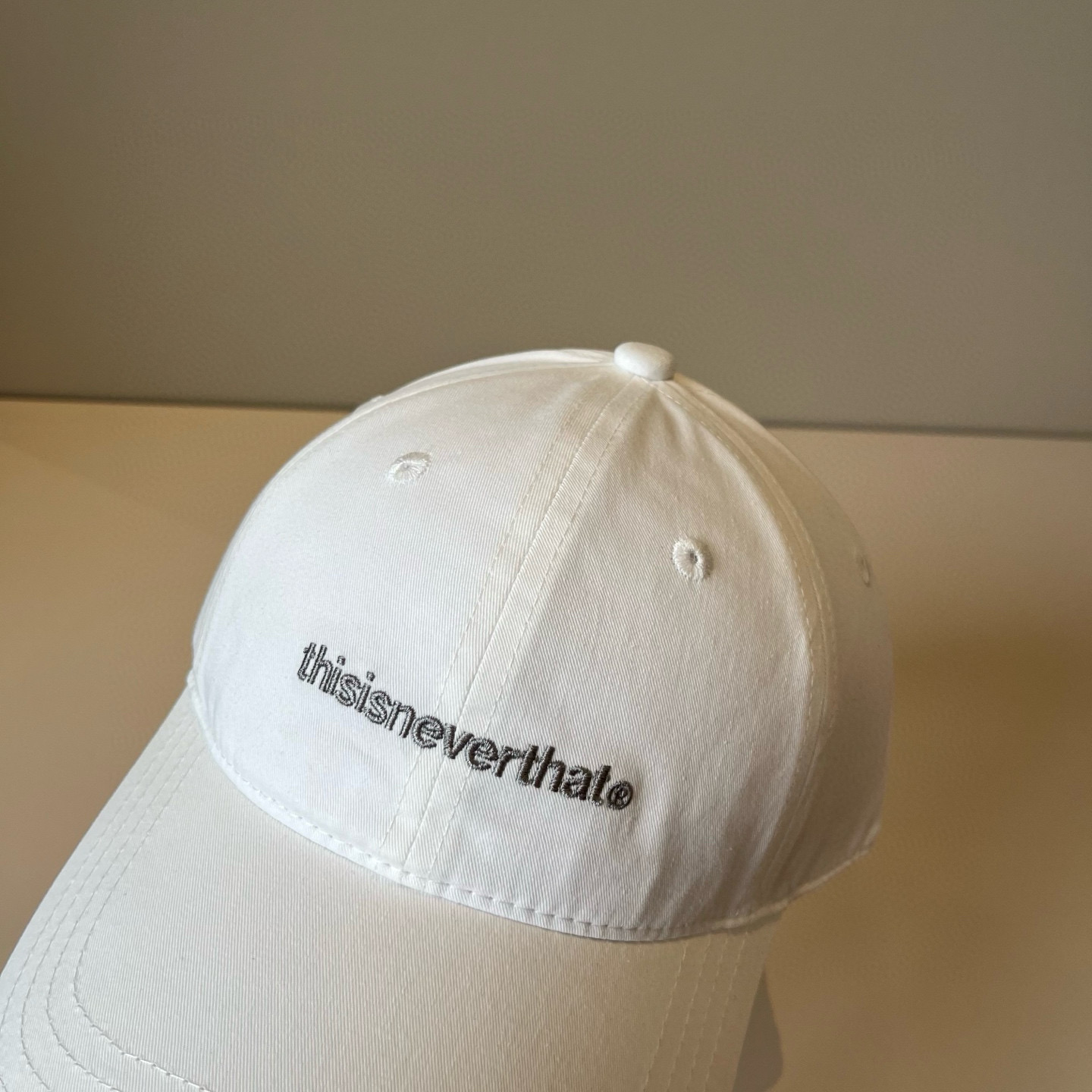 
潮牌🧢官网新品，棒球帽，原单品质火爆来袭 。🎩 工艺非常精美 高档大气上档次！低调奢华，方便携带！跑量