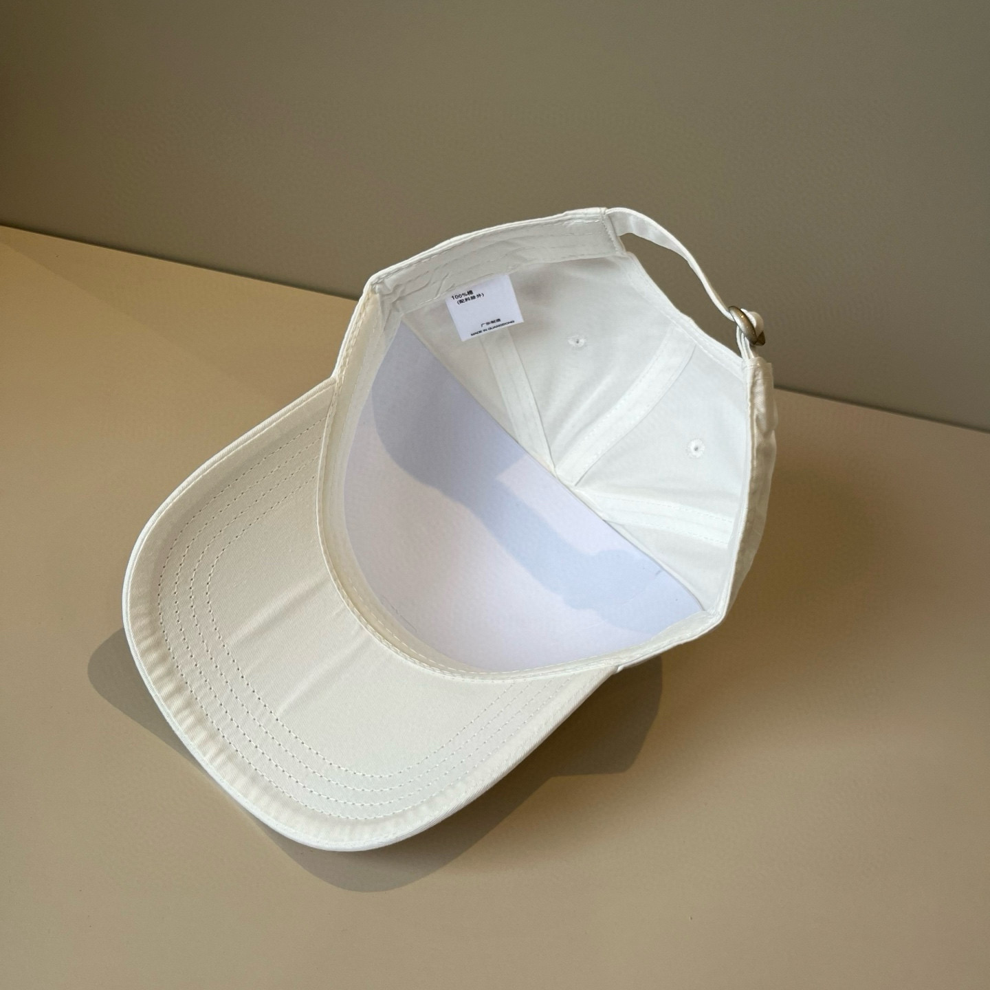 
潮牌🧢官网新品，棒球帽，原单品质火爆来袭 。🎩 工艺非常精美 高档大气上档次！低调奢华，方便携带！跑量