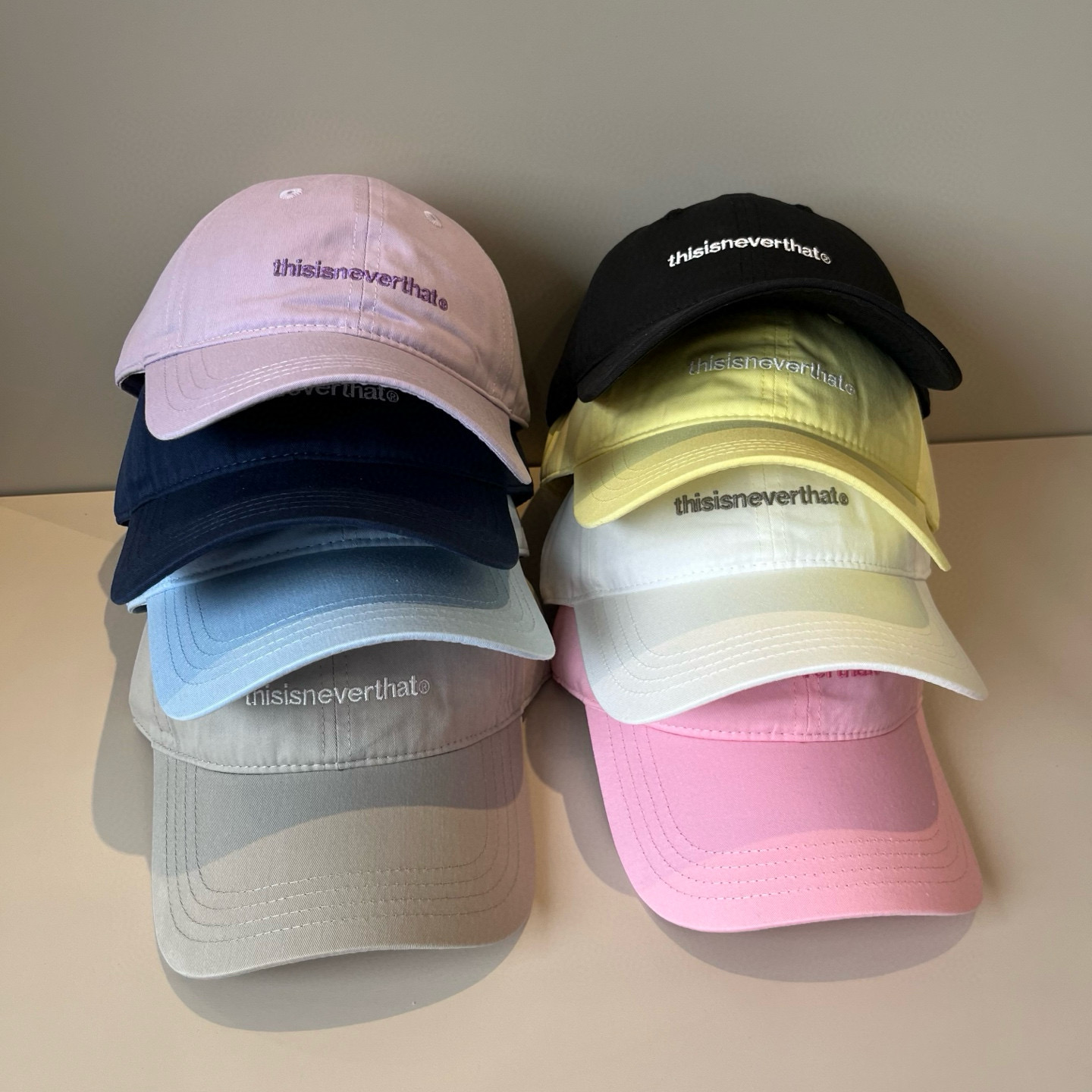 
潮牌🧢官网新品，棒球帽，原单品质火爆来袭 。🎩 工艺非常精美 高档大气上档次！低调奢华，方便携带！跑量