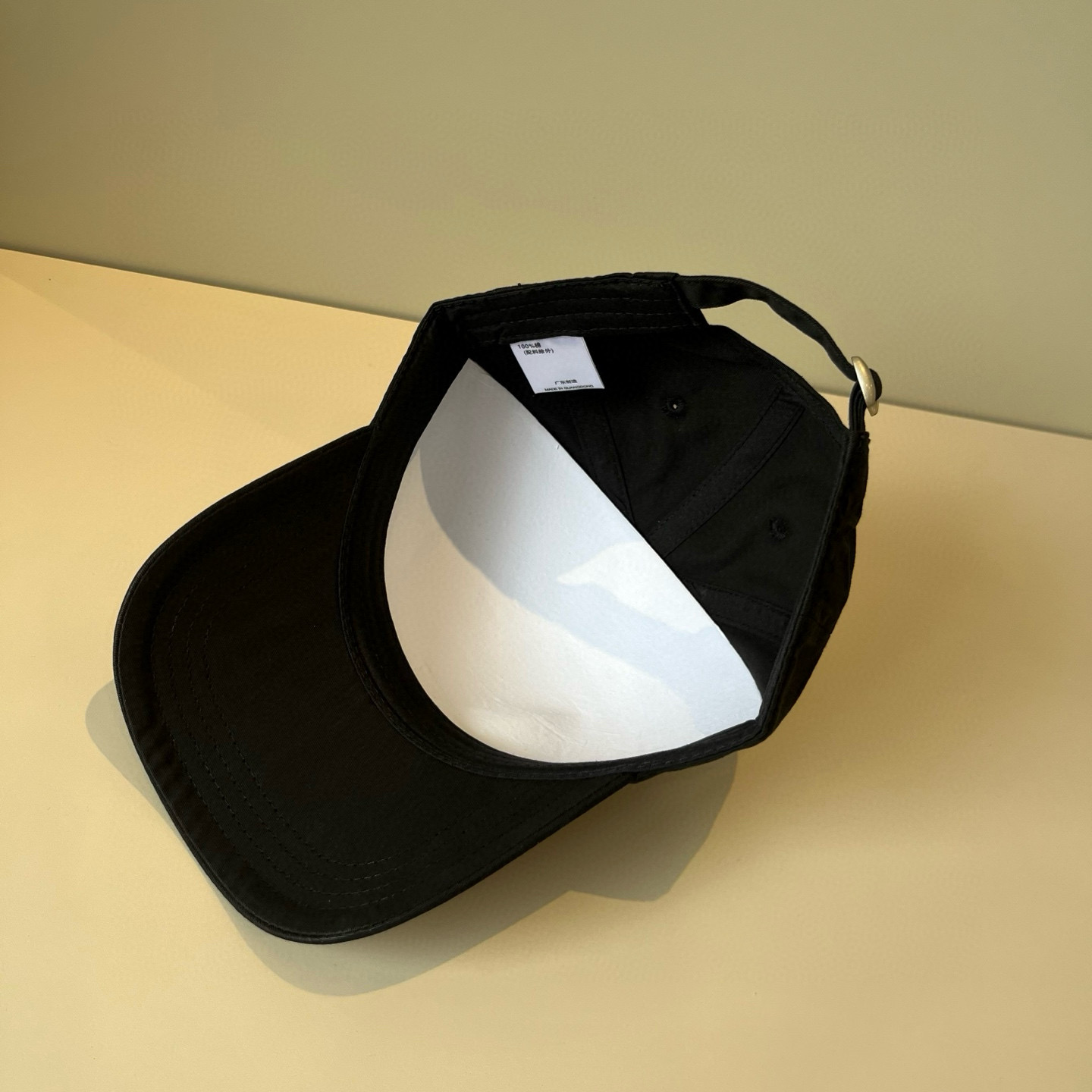 
潮牌🧢官网新品，棒球帽，原单品质火爆来袭 。🎩 工艺非常精美 高档大气上档次！低调奢华，方便携带！跑量