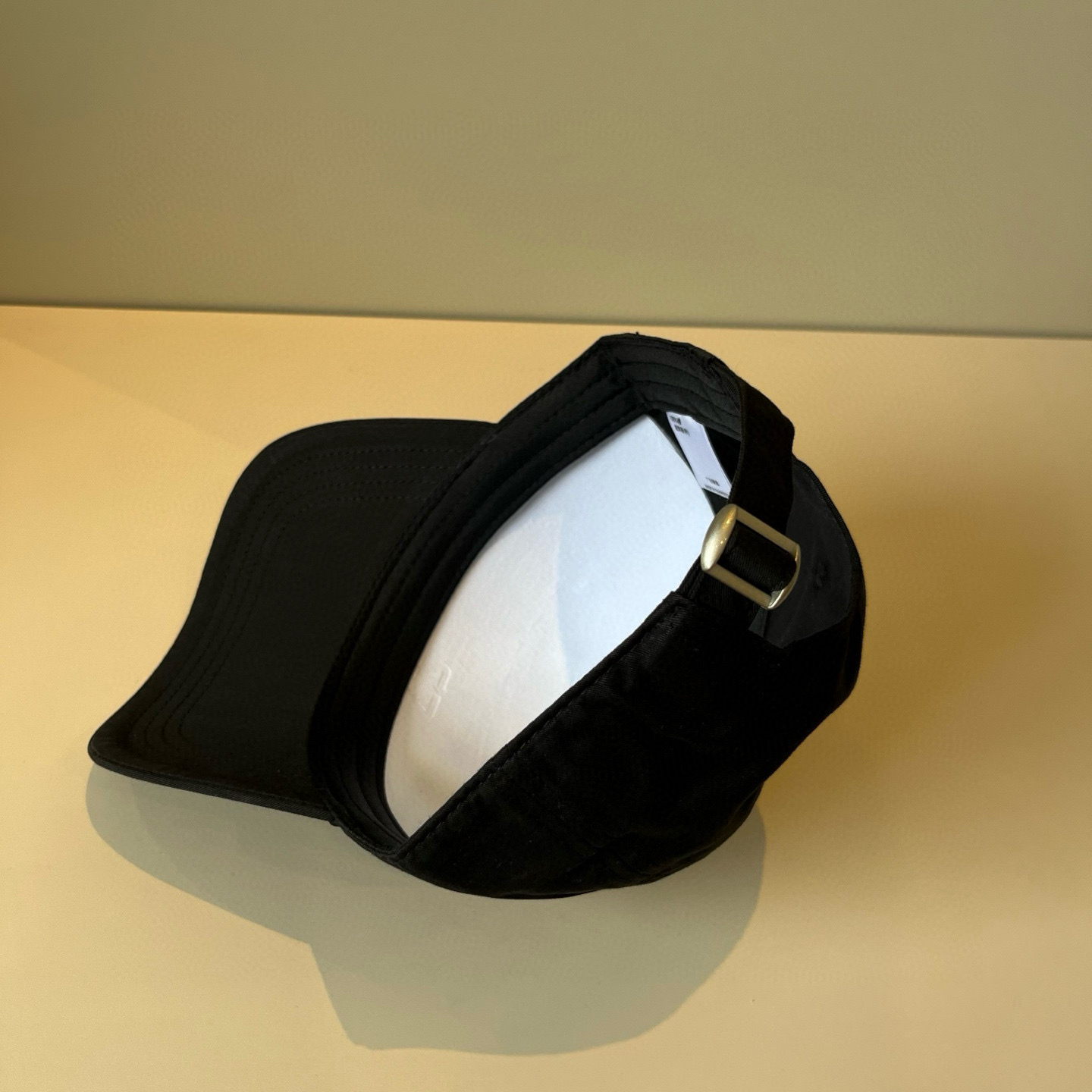 
潮牌🧢官网新品，棒球帽，原单品质火爆来袭 。🎩 工艺非常精美 高档大气上档次！低调奢华，方便携带！跑量