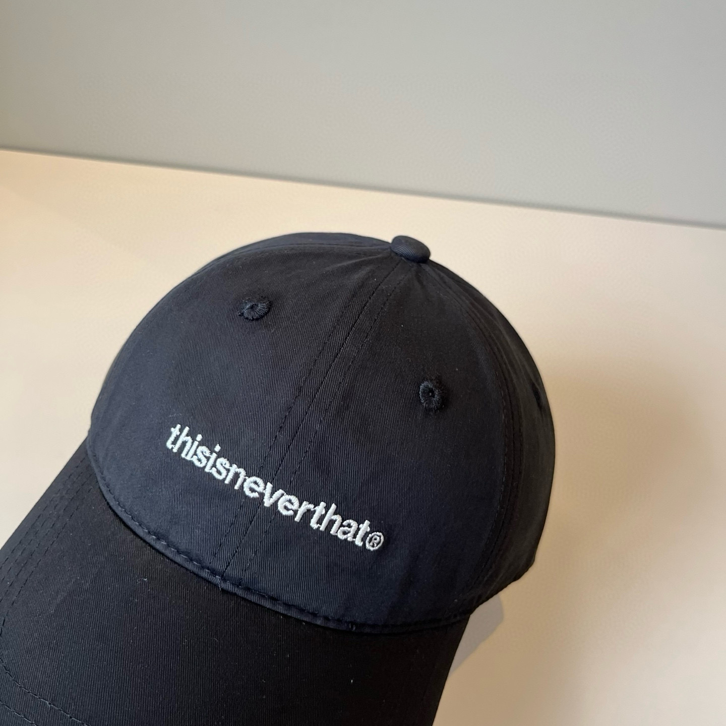 
潮牌🧢官网新品，棒球帽，原单品质火爆来袭 。🎩 工艺非常精美 高档大气上档次！低调奢华，方便携带！跑量