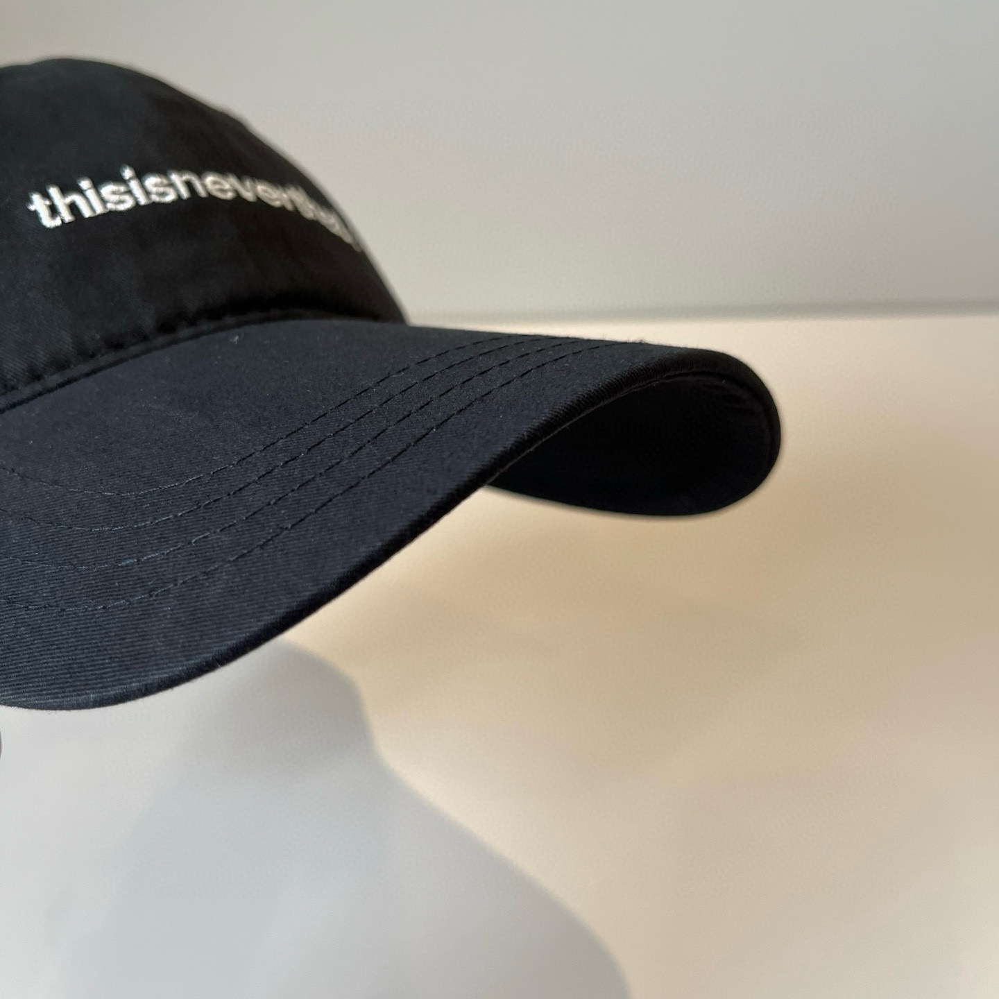 
潮牌🧢官网新品，棒球帽，原单品质火爆来袭 。🎩 工艺非常精美 高档大气上档次！低调奢华，方便携带！跑量