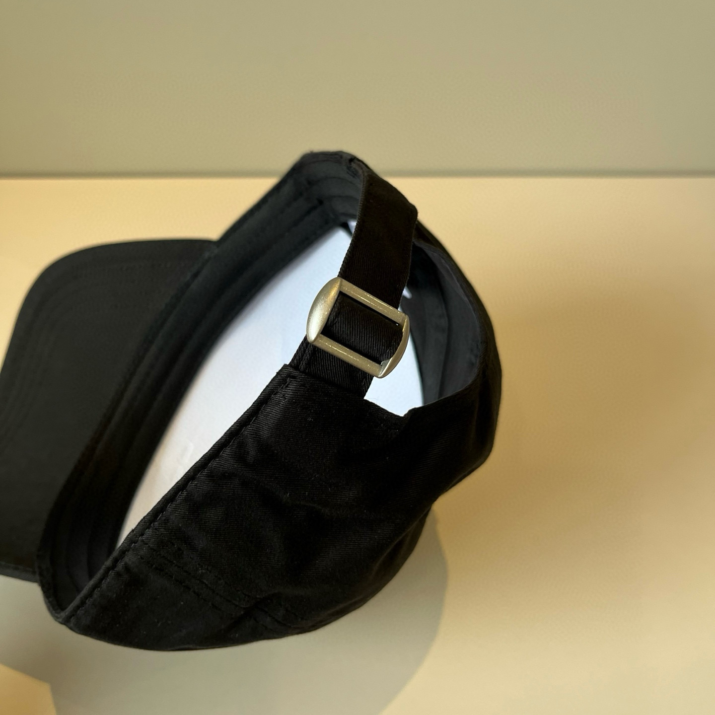 
潮牌🧢官网新品，棒球帽，原单品质火爆来袭 。🎩 工艺非常精美 高档大气上档次！低调奢华，方便携带！跑量