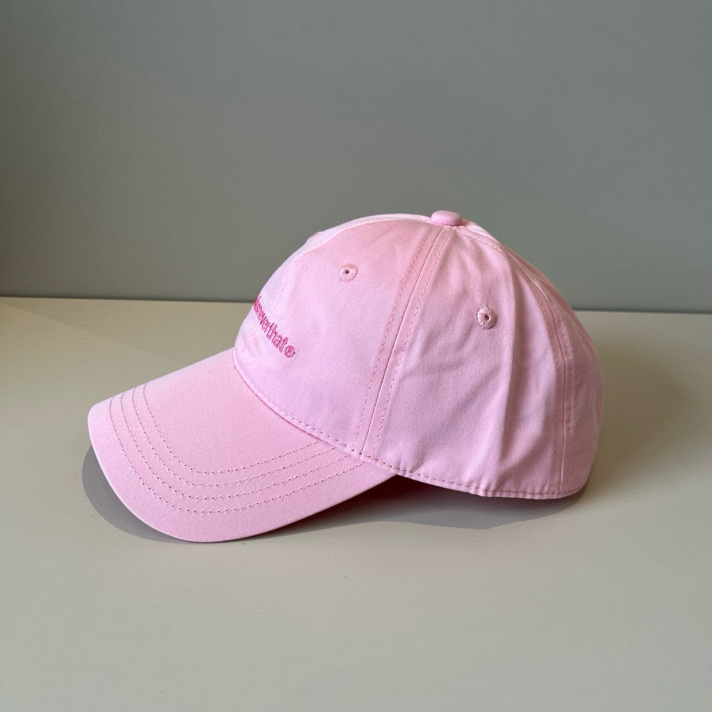 
潮牌🧢官网新品，棒球帽，原单品质火爆来袭 。🎩 工艺非常精美 高档大气上档次！低调奢华，方便携带！跑量