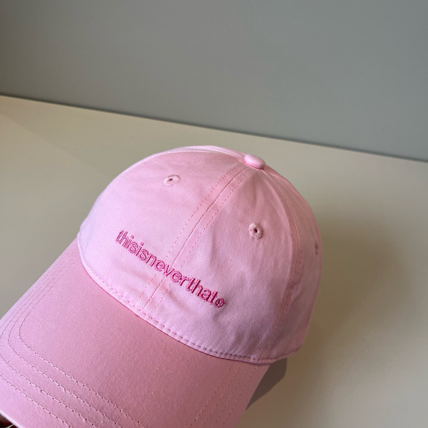 
潮牌🧢官网新品，棒球帽，原单品质火爆来袭 。🎩 工艺非常精美 高档大气上档次！低调奢华，方便携带！跑量