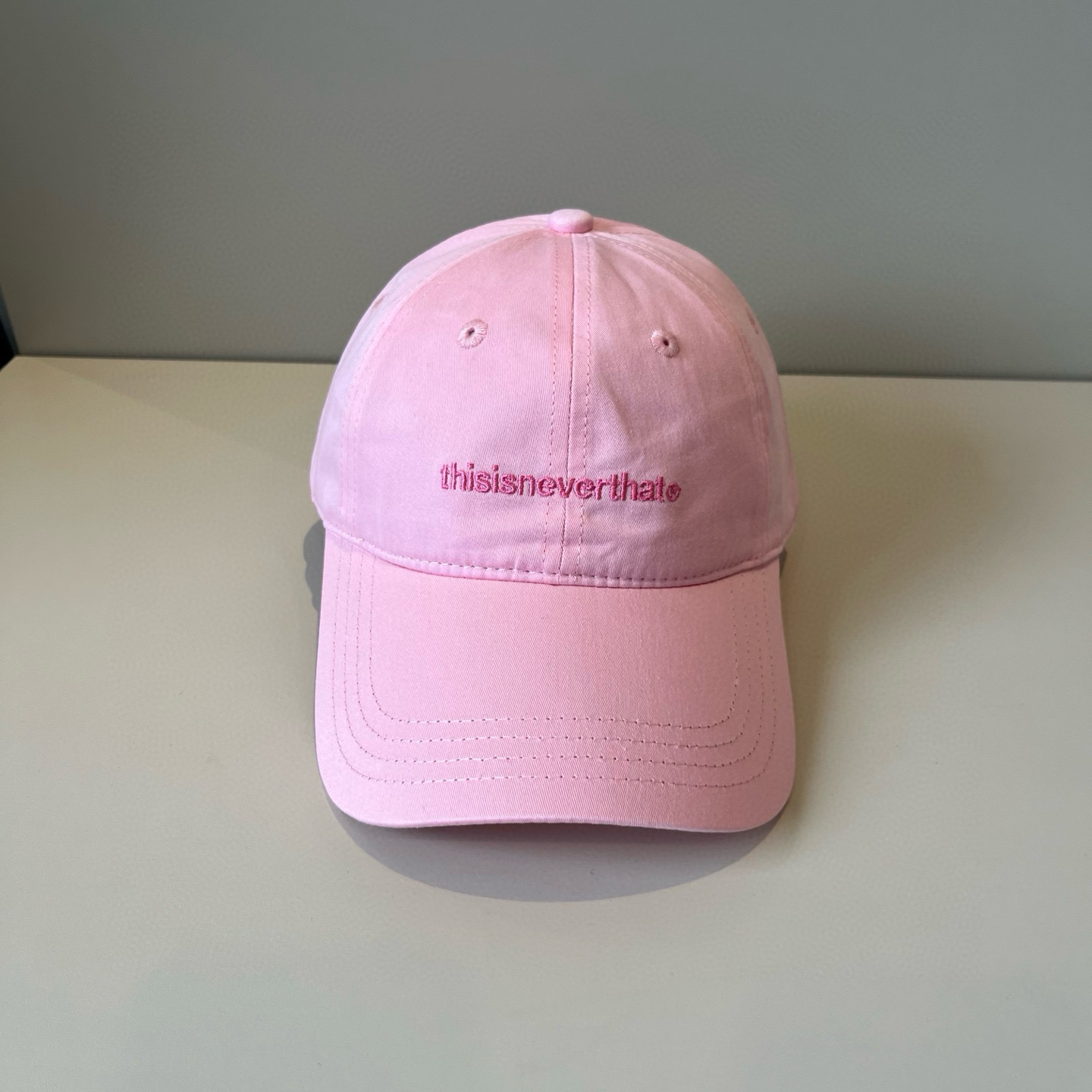 
潮牌🧢官网新品，棒球帽，原单品质火爆来袭 。🎩 工艺非常精美 高档大气上档次！低调奢华，方便携带！跑量
