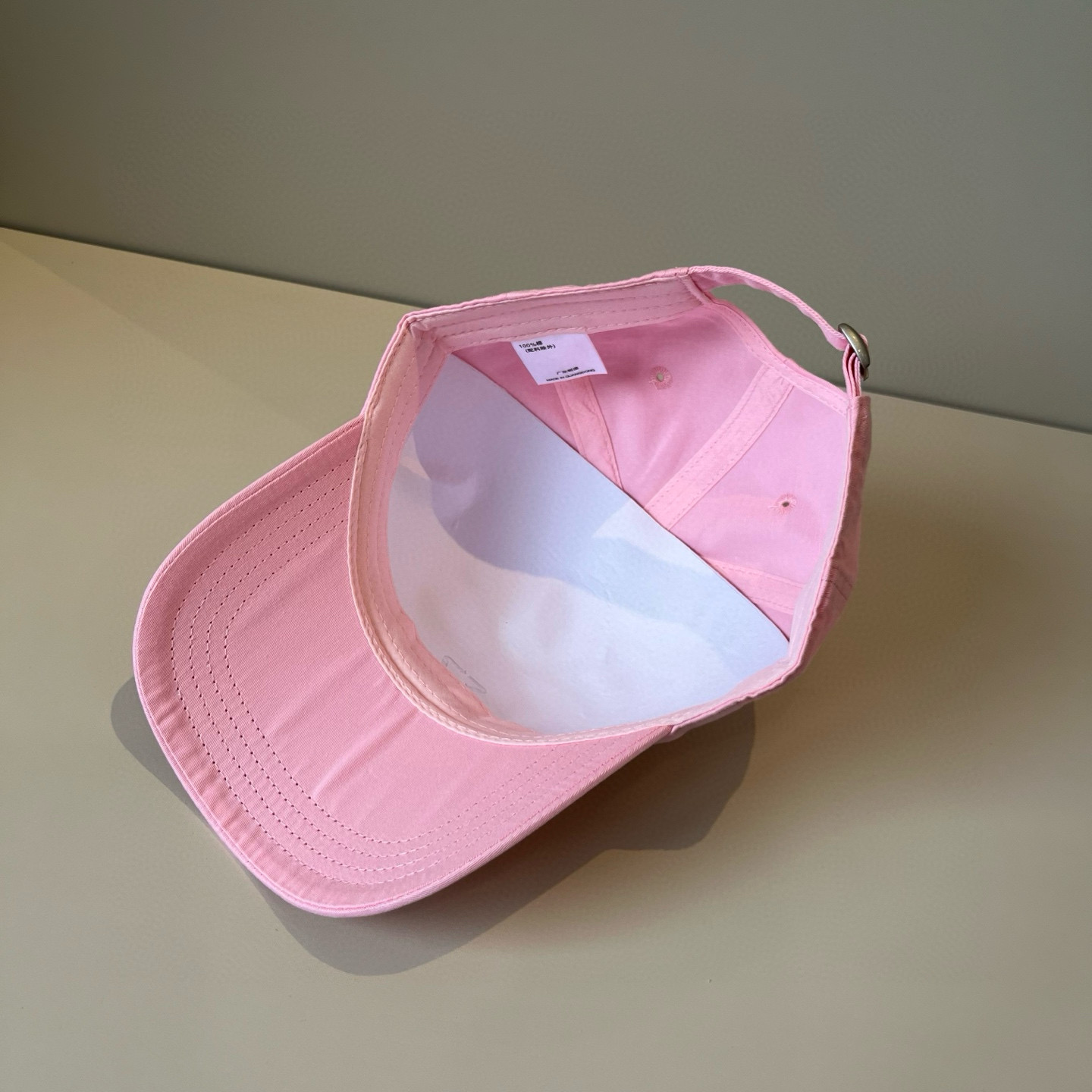 
潮牌🧢官网新品，棒球帽，原单品质火爆来袭 。🎩 工艺非常精美 高档大气上档次！低调奢华，方便携带！跑量